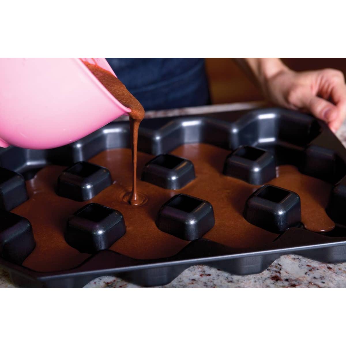 Bakelicious Non-Stick Crispy Corner Brownie Pan - (14 Pieces)