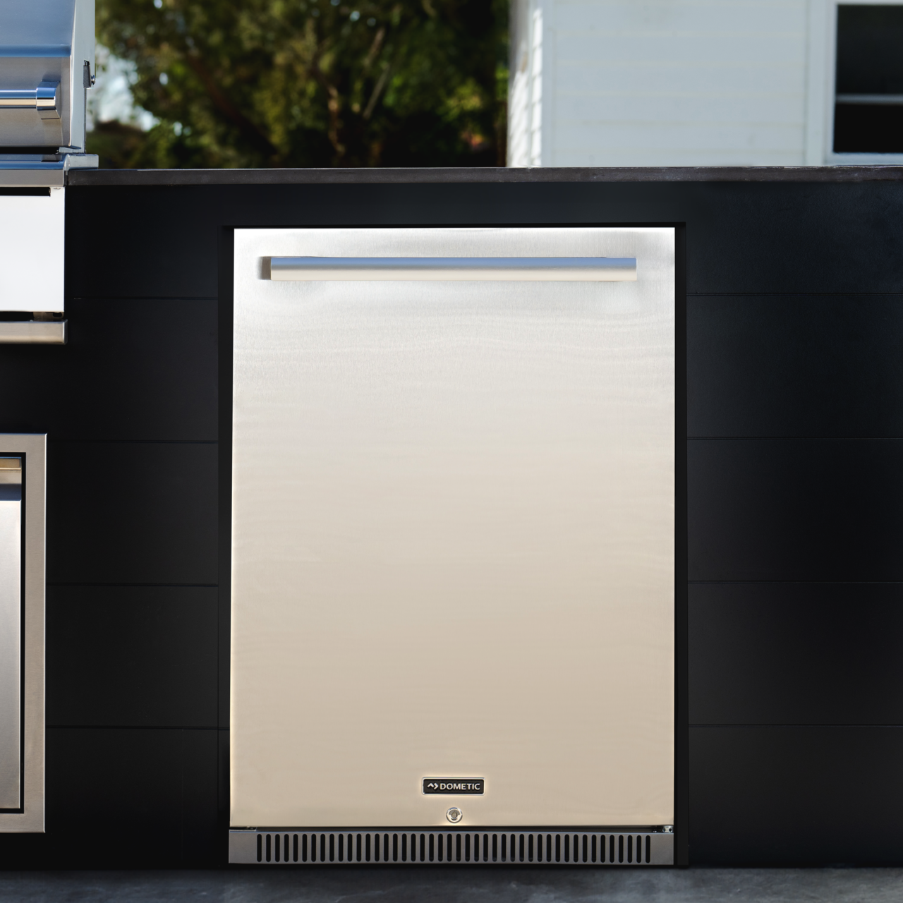 Dometic D-Series 24" Outdoor Refrigerator With Lock & Reversible Hinge