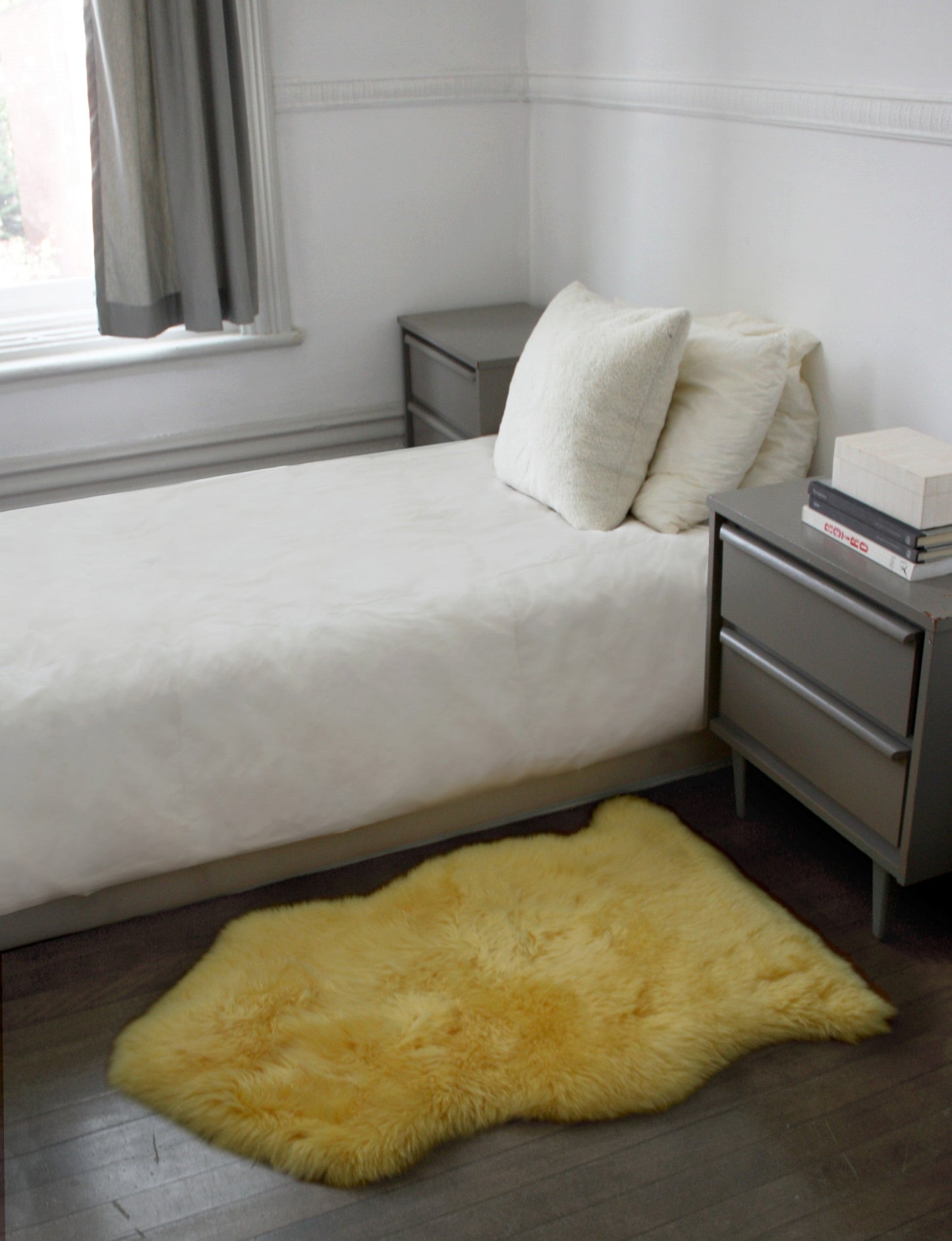 HomeRoots 2' x 3' Yellow New Zealand Natural Sheepskin Rug