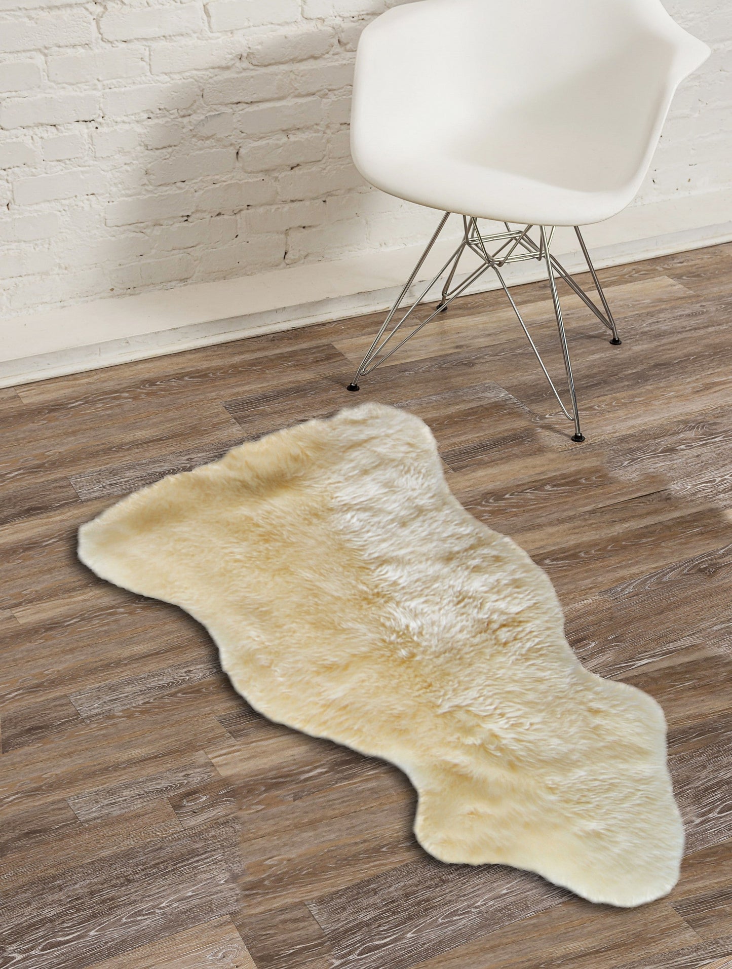 HomeRoots 24" x 36" x 1.5" Single Sheepskin Area Rug With Gold Finish