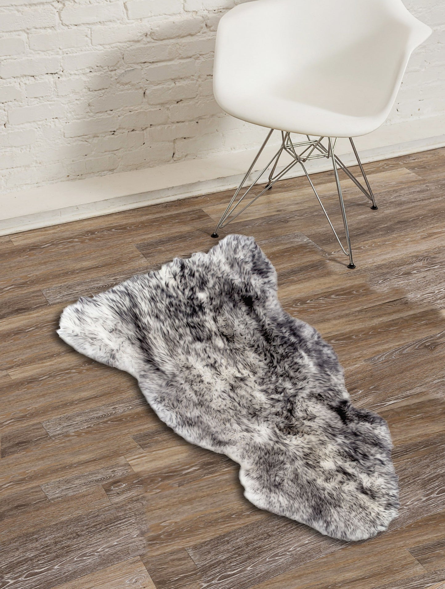 HomeRoots 24" x 36" x 1.5" Single Sheepskin Area Rug in Gradient Gray Finish