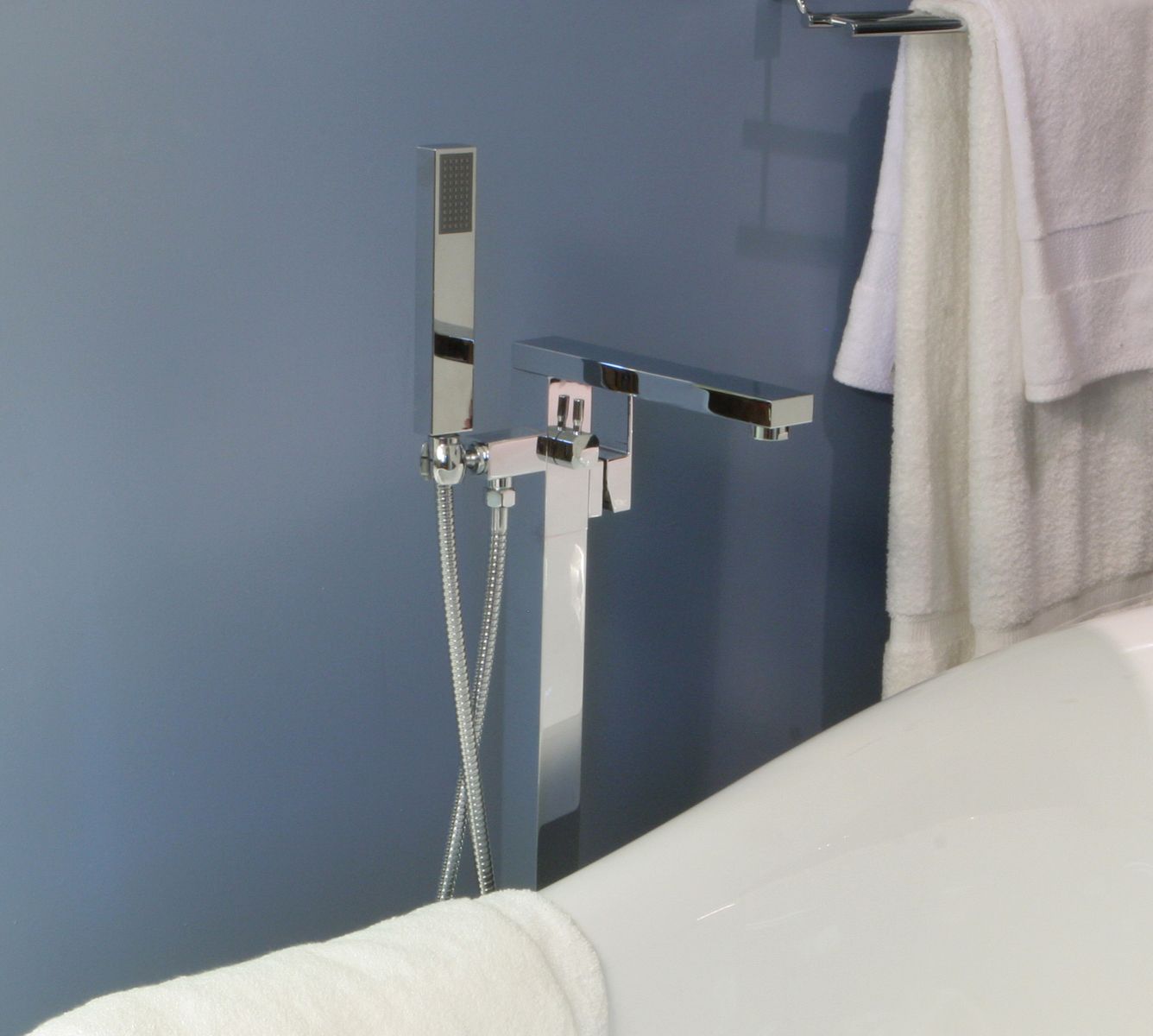 Huntington Brass Razo Polished Chrome Freestanding Roman Bathtub Filler Faucet With Hand Shower