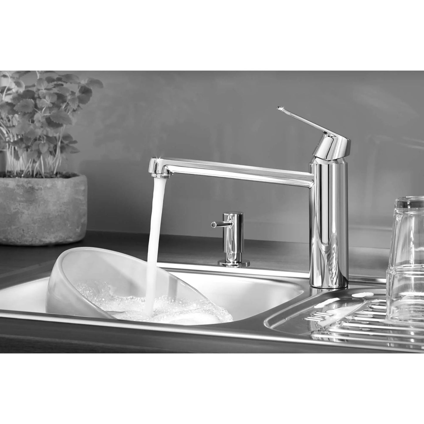Grohe Universal Brass Head and Flange StarLight Chrome Cosmopolitan Soap Dispenser