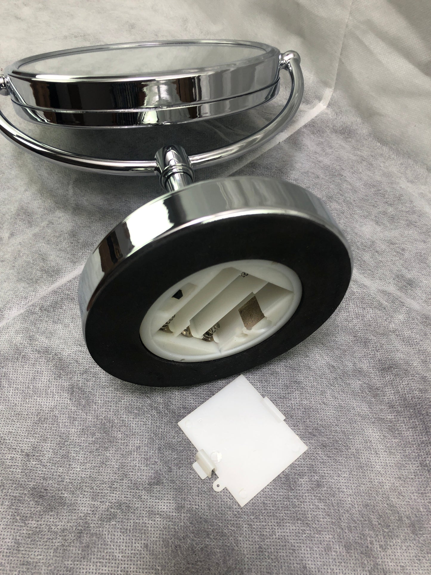 American Imaginations AI-28699 10" Chrome Round Above Counter Modern Magnifying Mirror