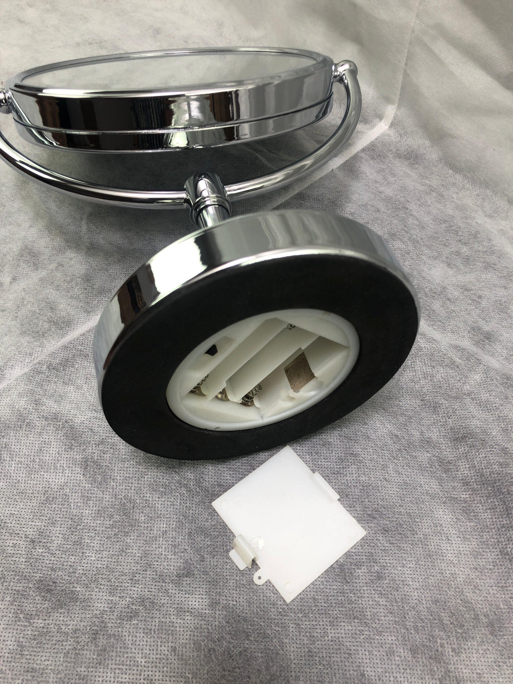 American Imaginations AI-28699 10" Chrome Round Above Counter Modern Magnifying Mirror