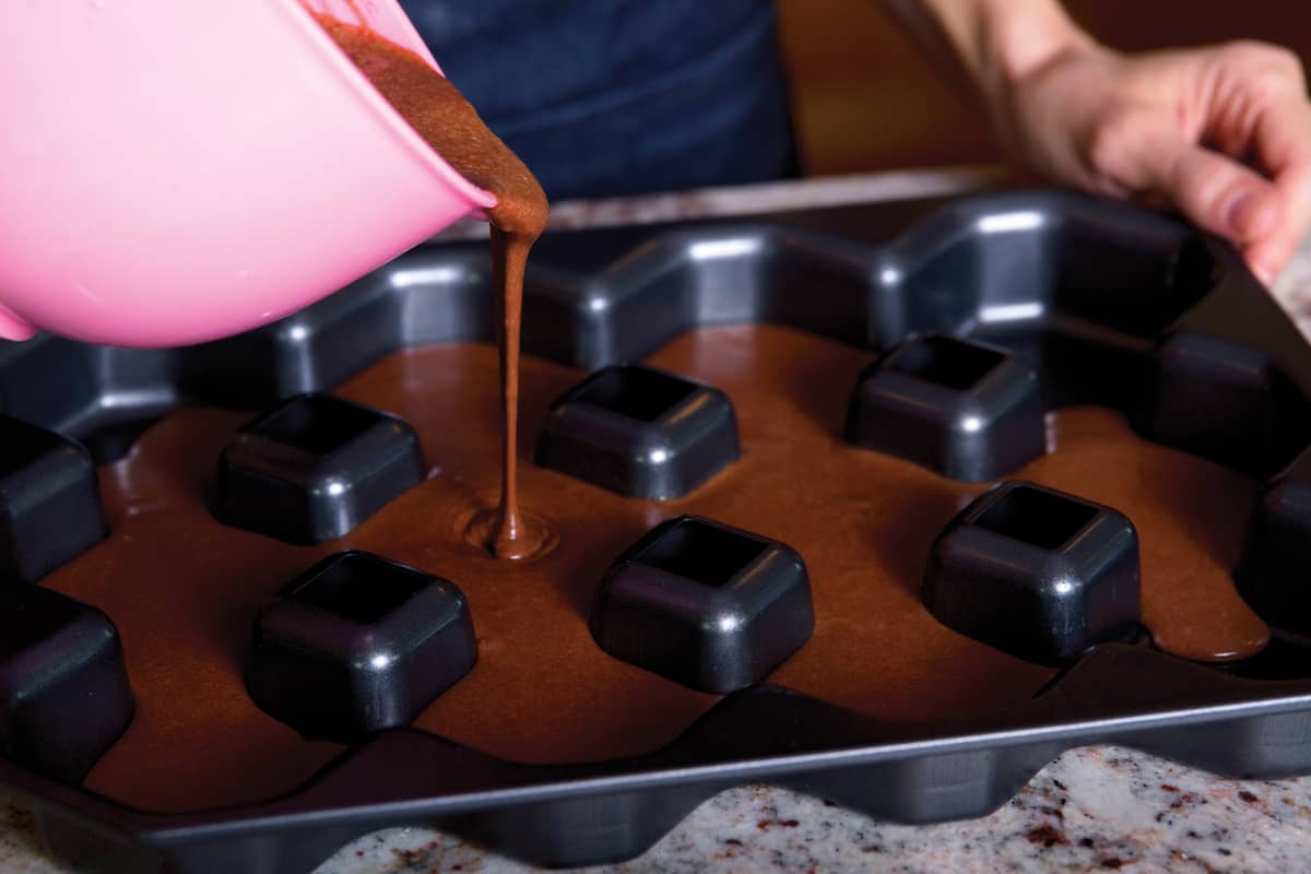 Bakelicious Non-Stick Crispy Corner Brownie Pan - (14 Pieces)
