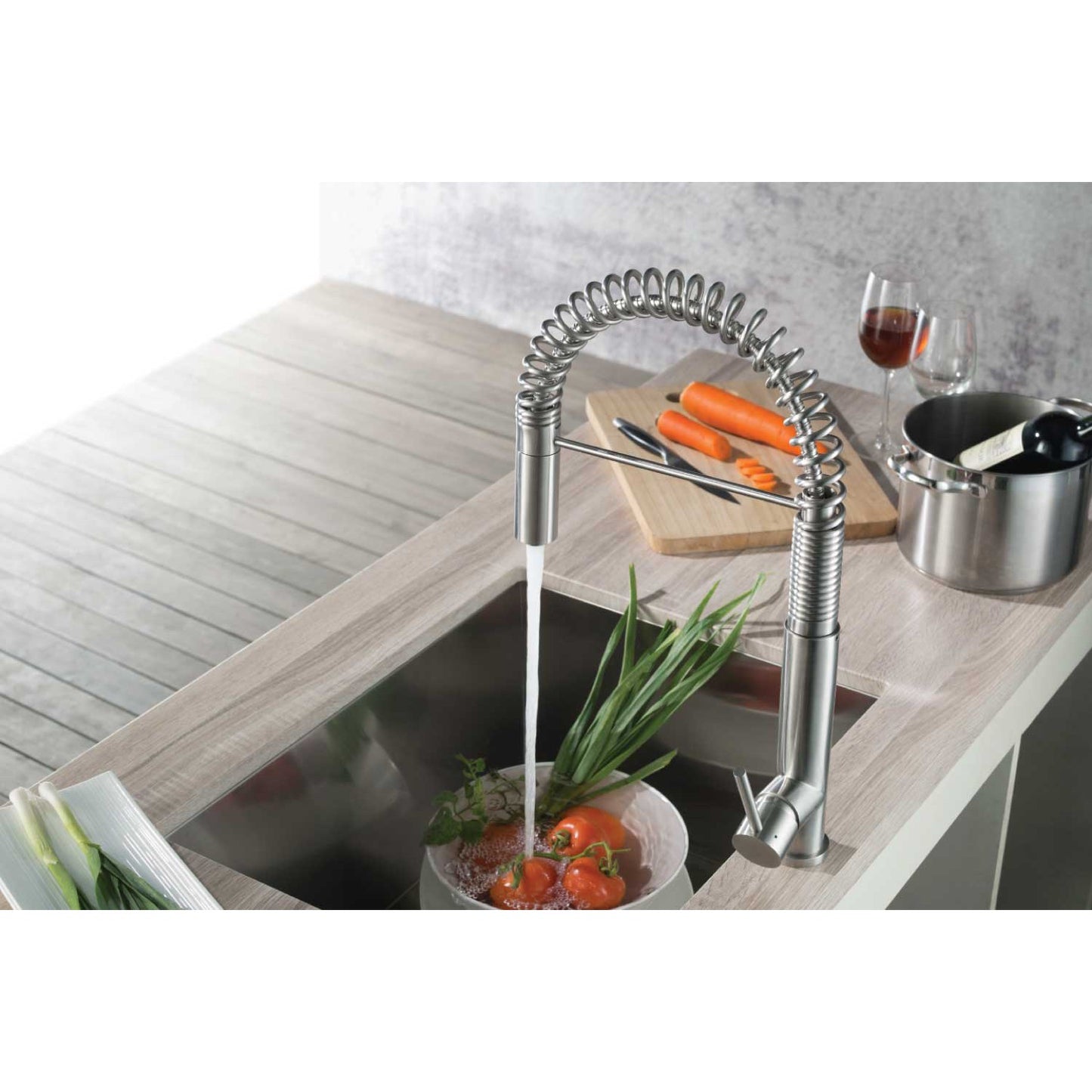 Flusso Faucets Klassiker Dixie 20" Single Hole Army Green Semi-Professional Stainless Steel Pull-Down Kitchen Faucet With Dual Function Sprayer