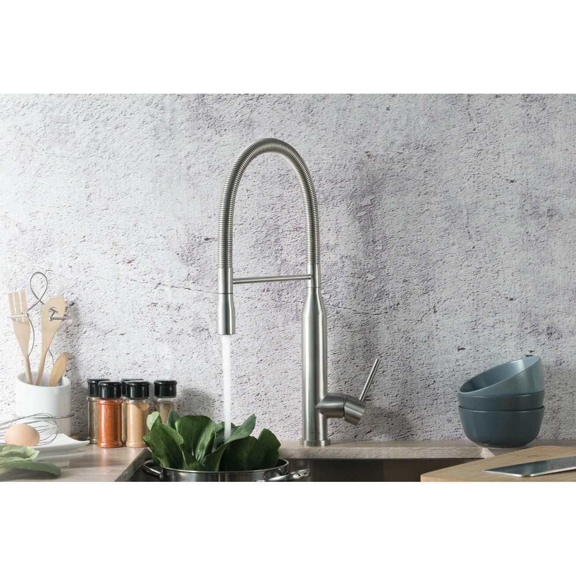 Flusso Faucets Klassiker Glatt 21" Matte Black Semi-Professional Stainless Steel Pull-Down Kitchen Faucet With Dual Function Sprayer