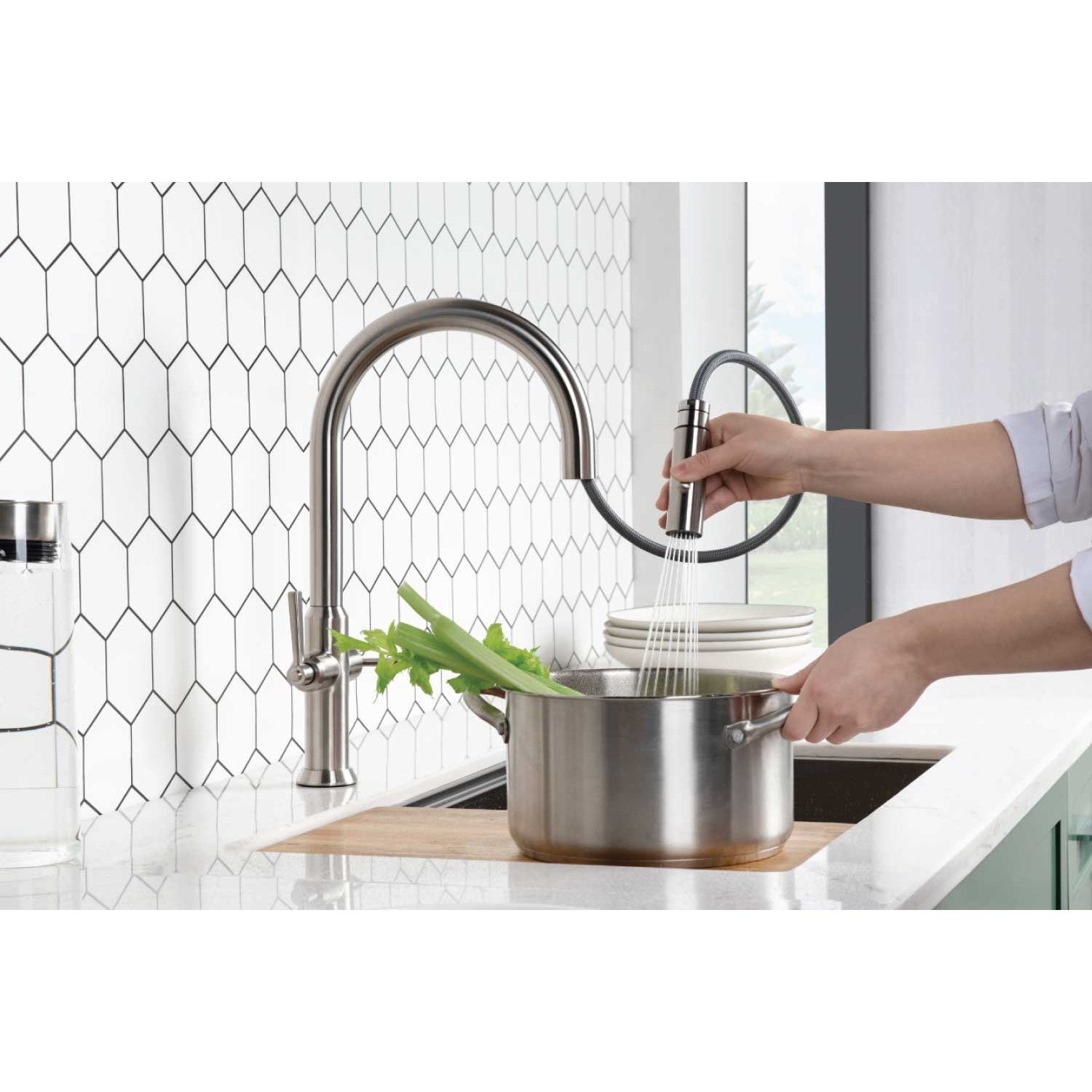 Flusso Faucets Klassiker Velox 17" Single Hole Light Tan Pull-Down Kitchen Faucet With Two Handle and Dual Function Sprayer