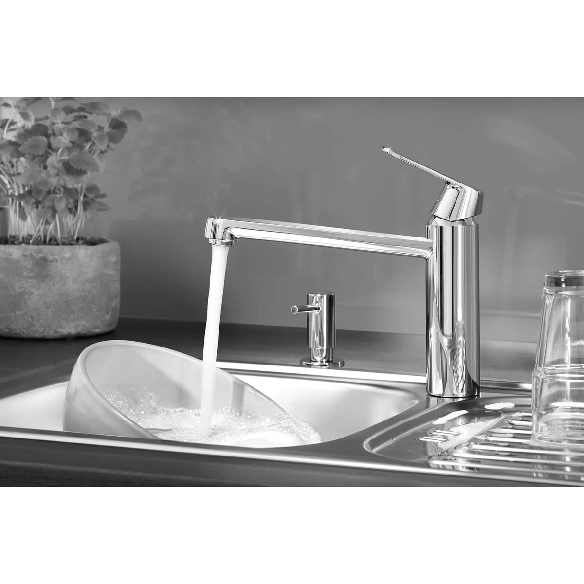 Grohe Universal Brass Head and Flange StarLight Chrome Cosmopolitan Soap Dispenser