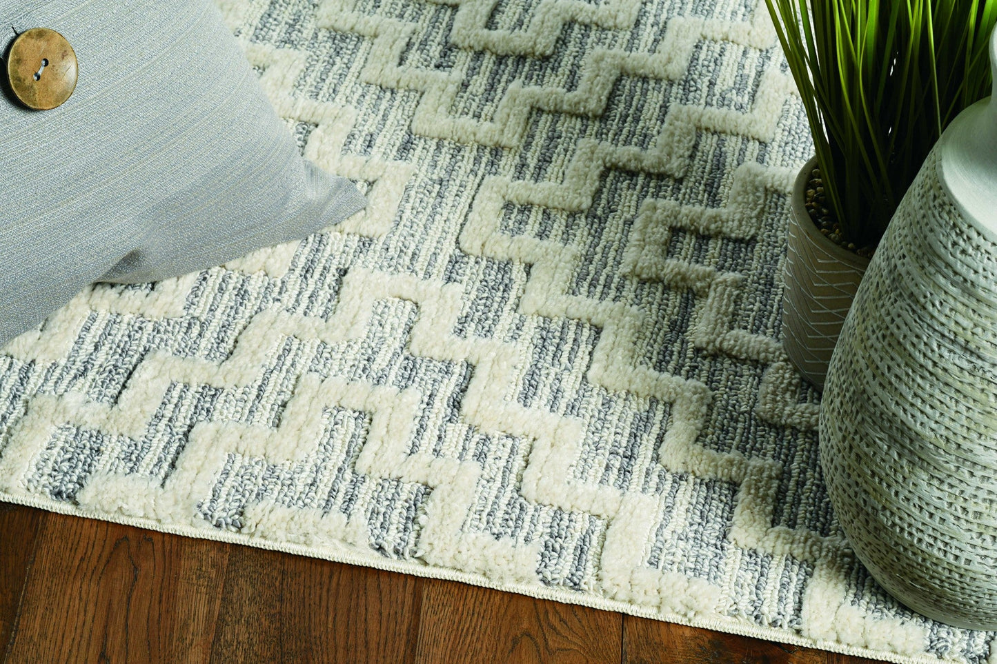 HomeRoots 105" x 156" Ivory Grey Polyester Rug