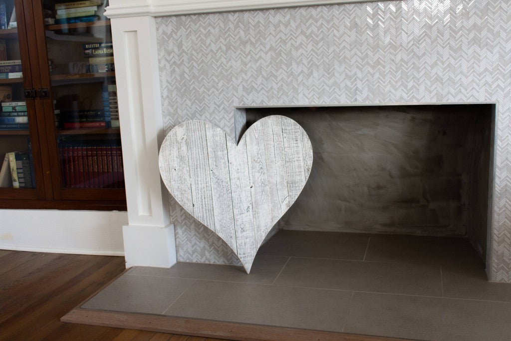 HomeRoots 12" Farmhouse White Wash Wooden Heart
