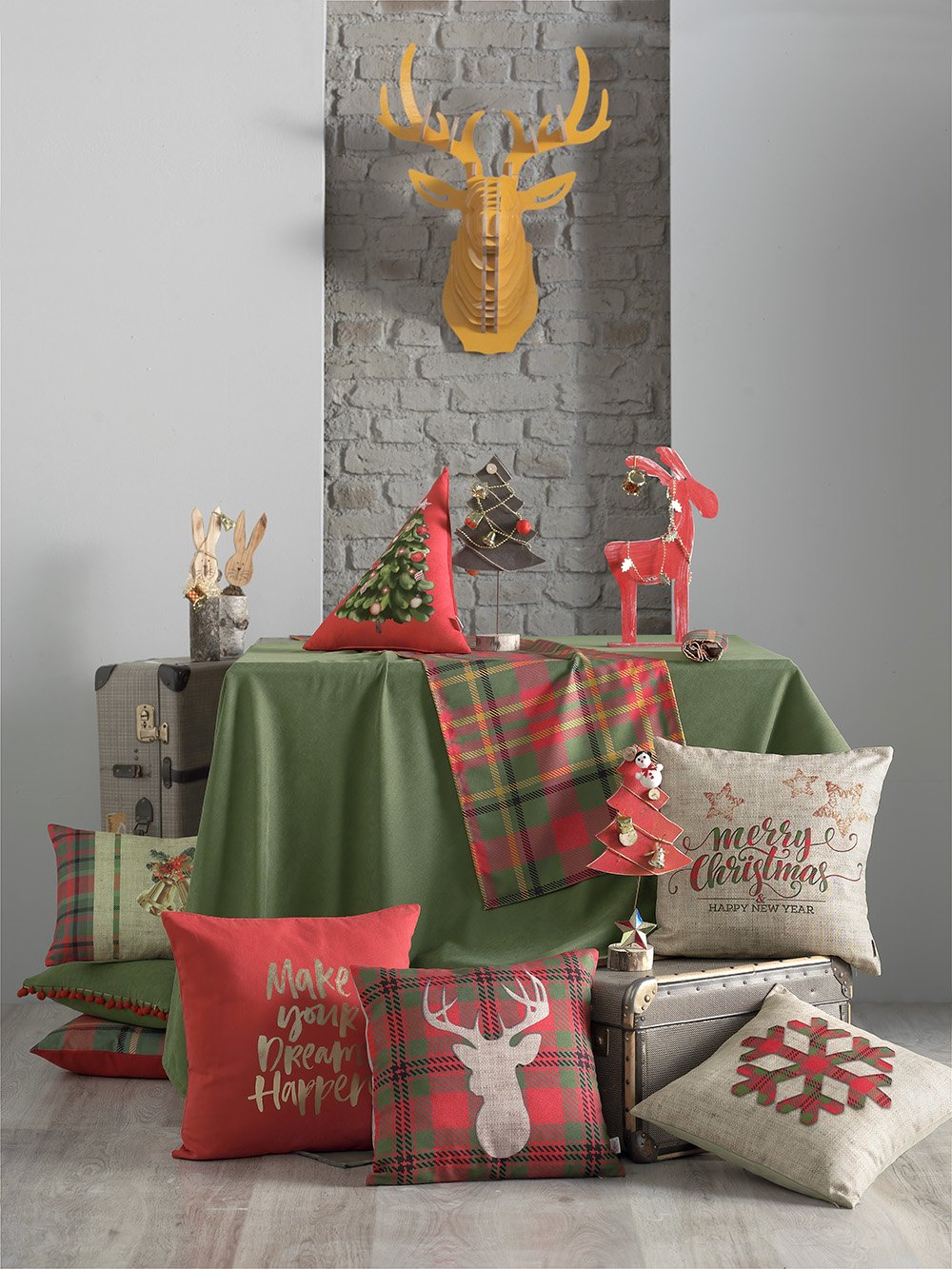 HomeRoots 120" Merry Christmas Rectangle Tablecloth in Green