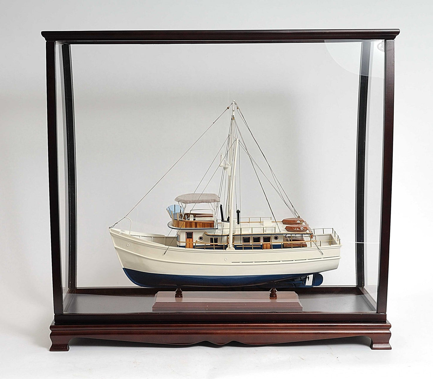 HomeRoots 13.75" x 40" x 39.25" Table Top Display Case