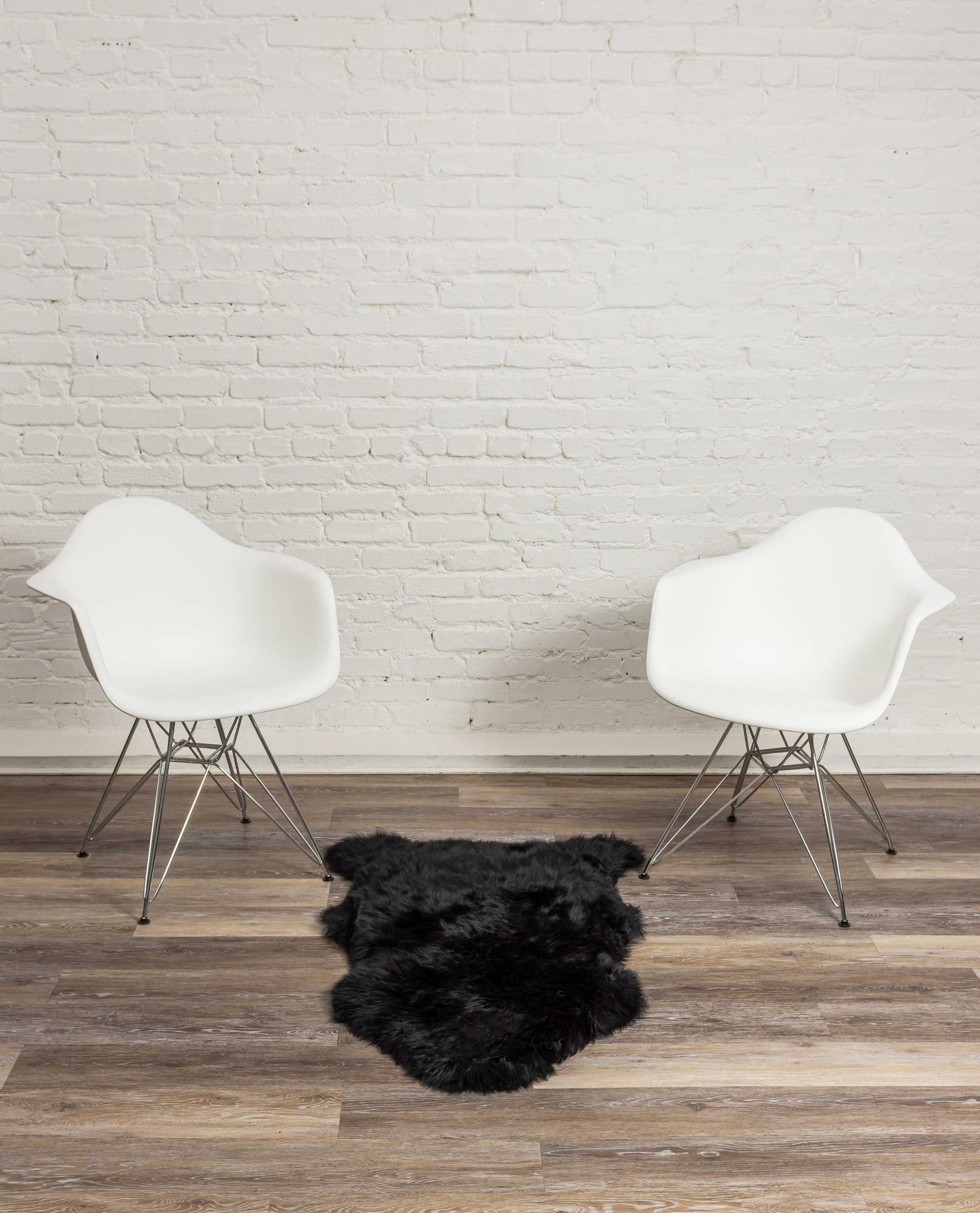 HomeRoots 2' x 3' Black New Zealand Natural Sheepskin Rug