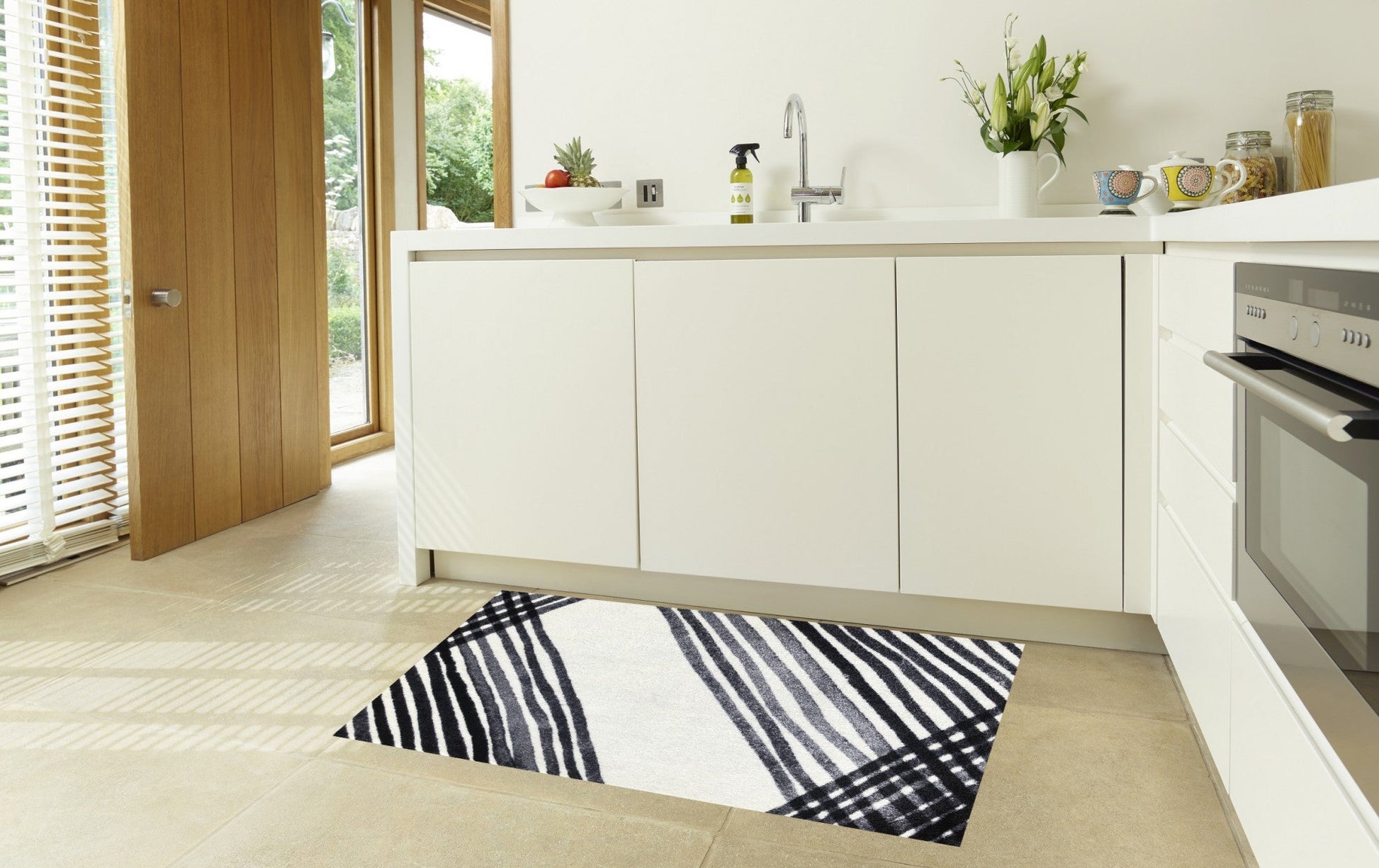HomeRoots 2' x 3' Black and Gray Abstract Arrow Washable Floor Mat