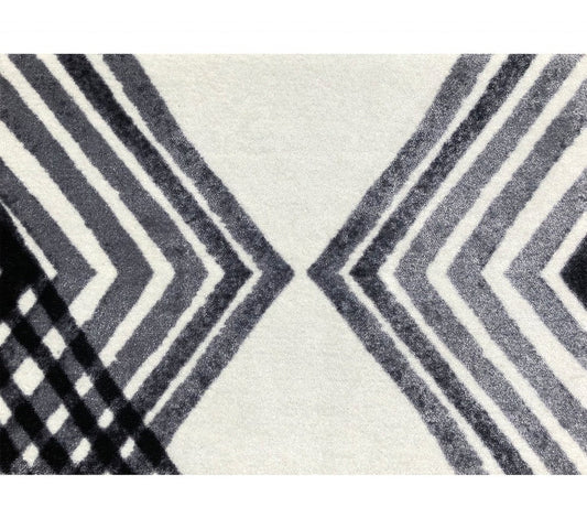 HomeRoots 2' x 3' Black and Gray Abstract Arrow Washable Floor Mat