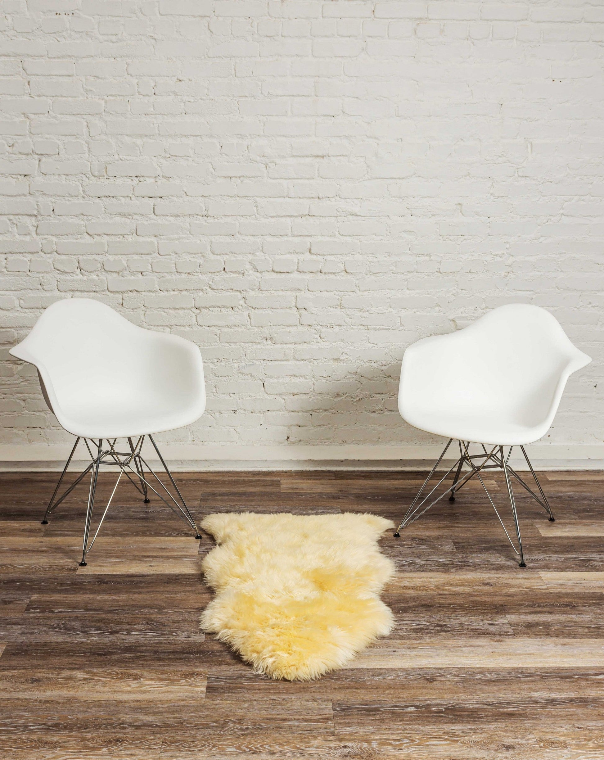 HomeRoots 2' x 3' Cream New Zealand Natural Sheepskin Rug