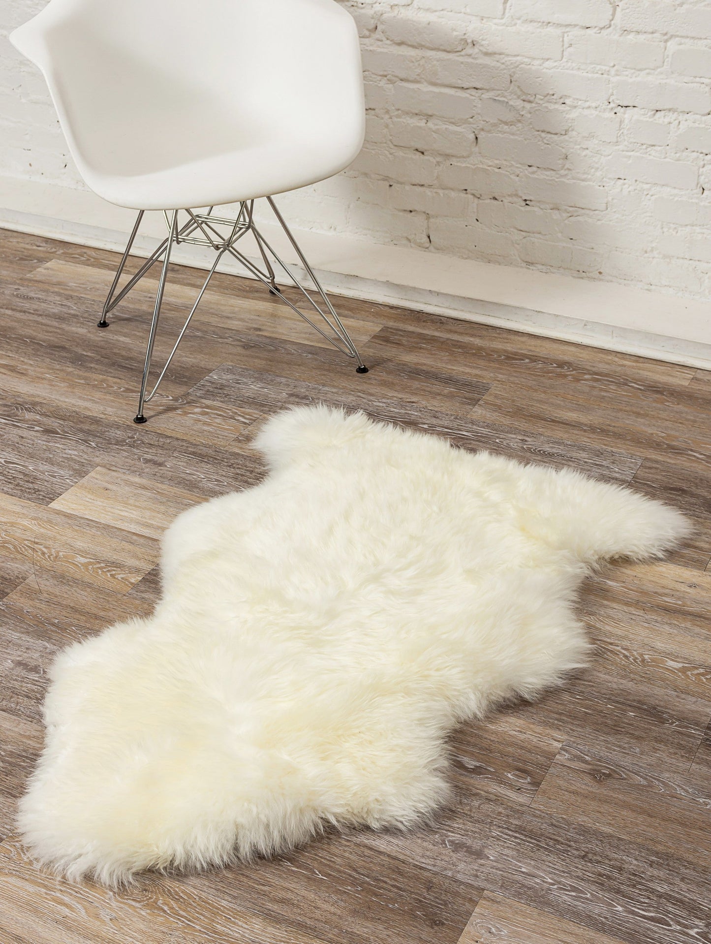HomeRoots 2" x 3" Natural New Zealand Sheepskin Wool Area Rug in White Finish