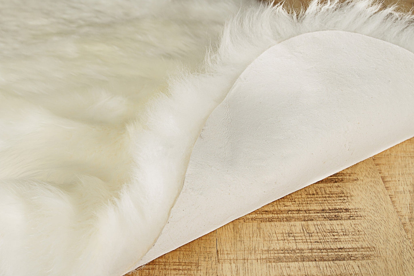 HomeRoots 2" x 3" Natural New Zealand Sheepskin Wool Area Rug in White Finish