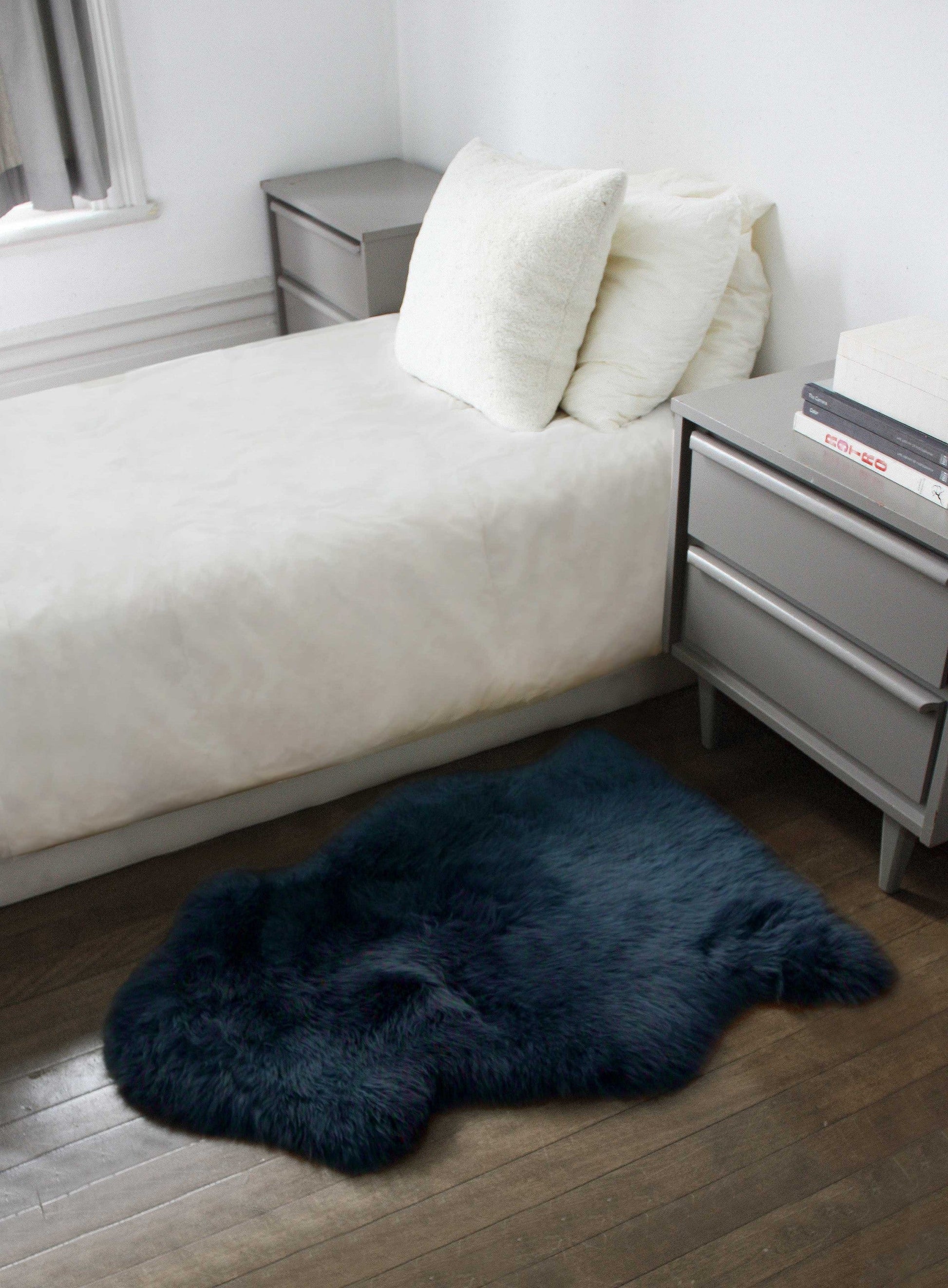 HomeRoots 2' x 3' Navy New Zealand Natural Sheepskin Rug