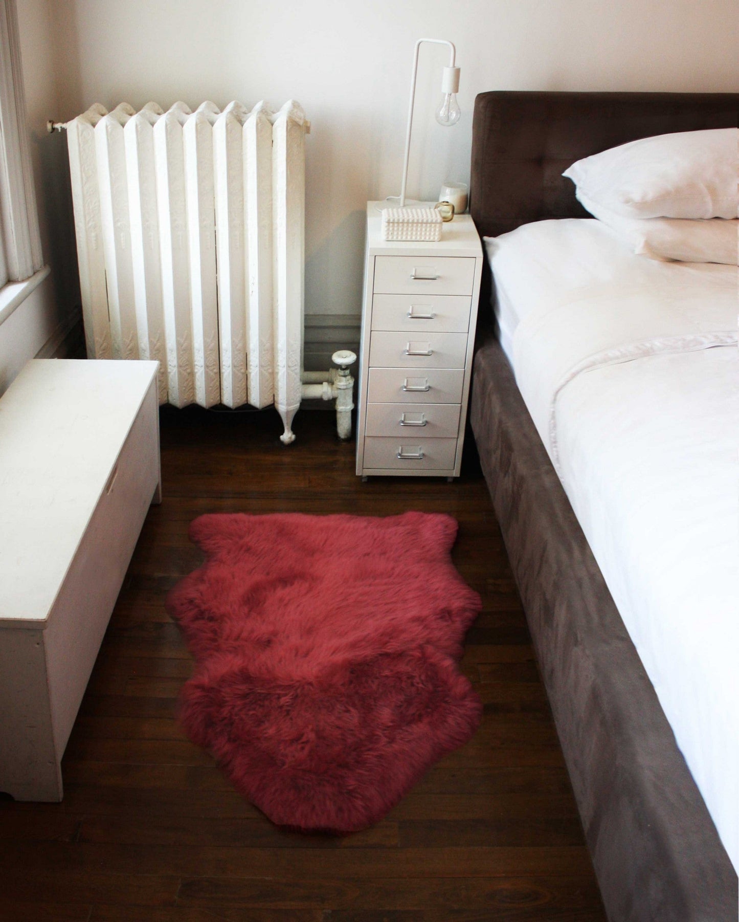 HomeRoots 2' x 3' Raspberry New Zealand Natural Shearling Sheepskin Rug