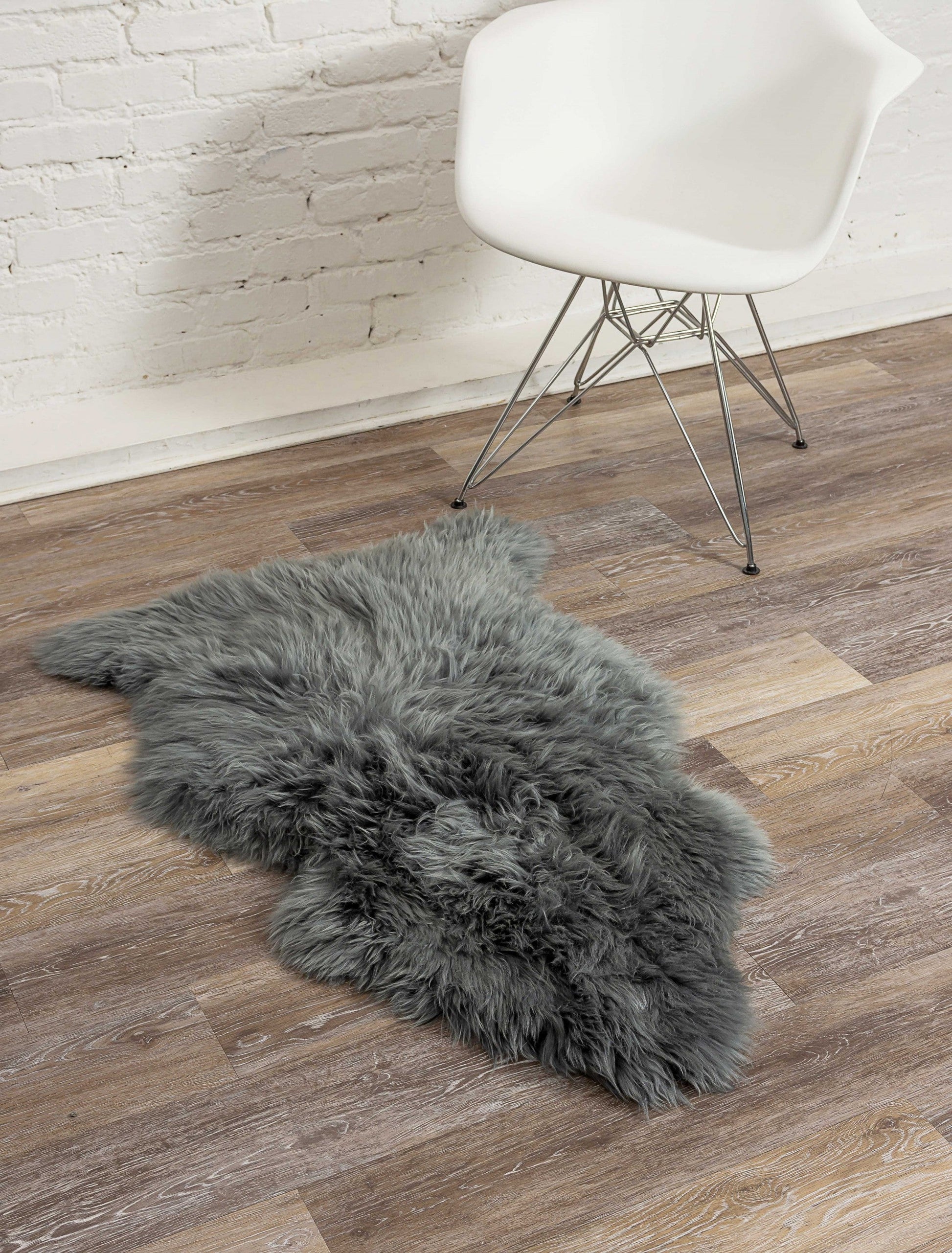 HomeRoots 2' x 3' Warm Gray New Zealand Natural Sheepskin Rug