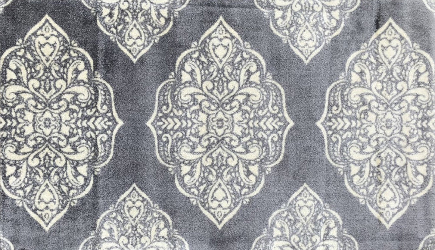 HomeRoots 2' x 4' Gray and Ivory Scallop Medallion Washable Floor Mat