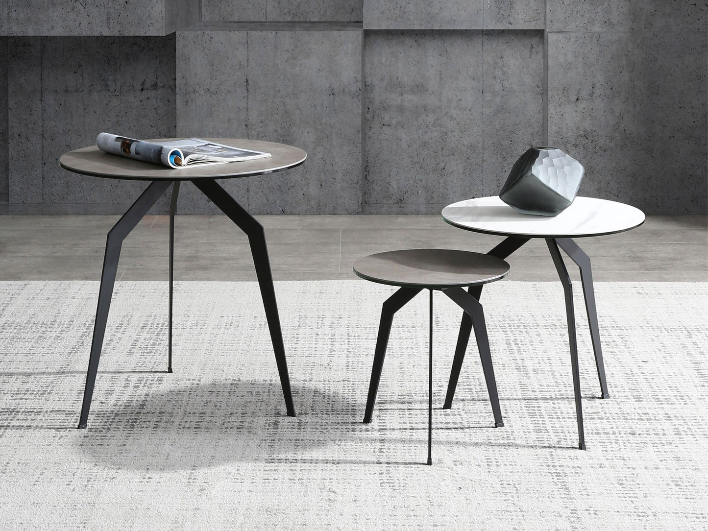 HomeRoots 20" Ceramic Tile Round End Table With Black and Gray Finish