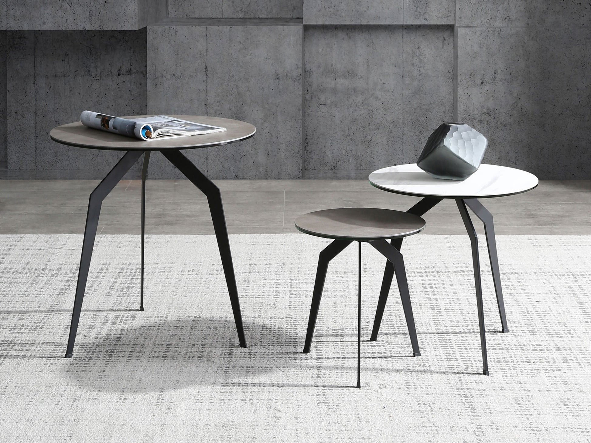 HomeRoots 20" Ceramic Tile Round End Table With Black and Gray Finish