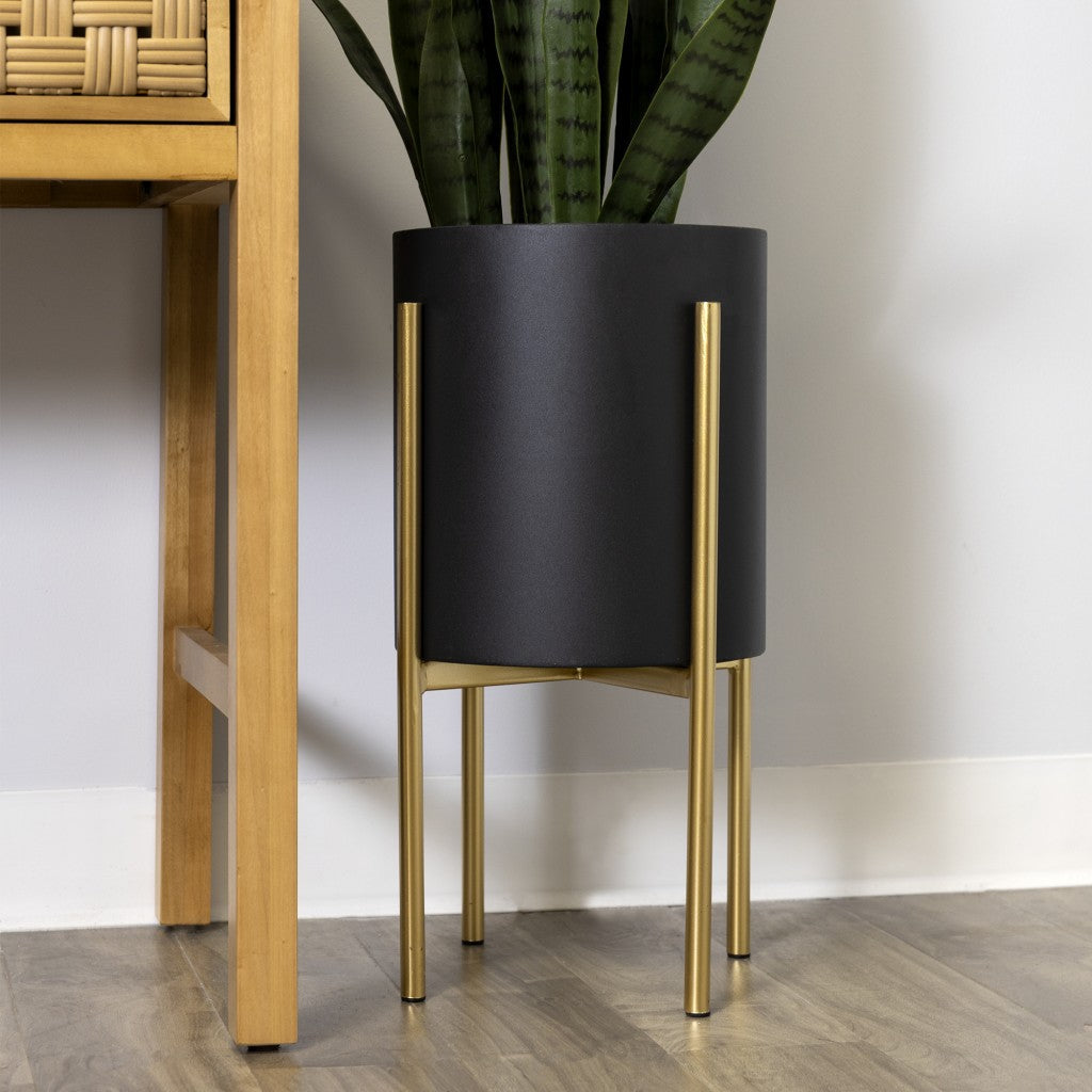 HomeRoots 20" Metal Round End Table in Gold And Black Finish