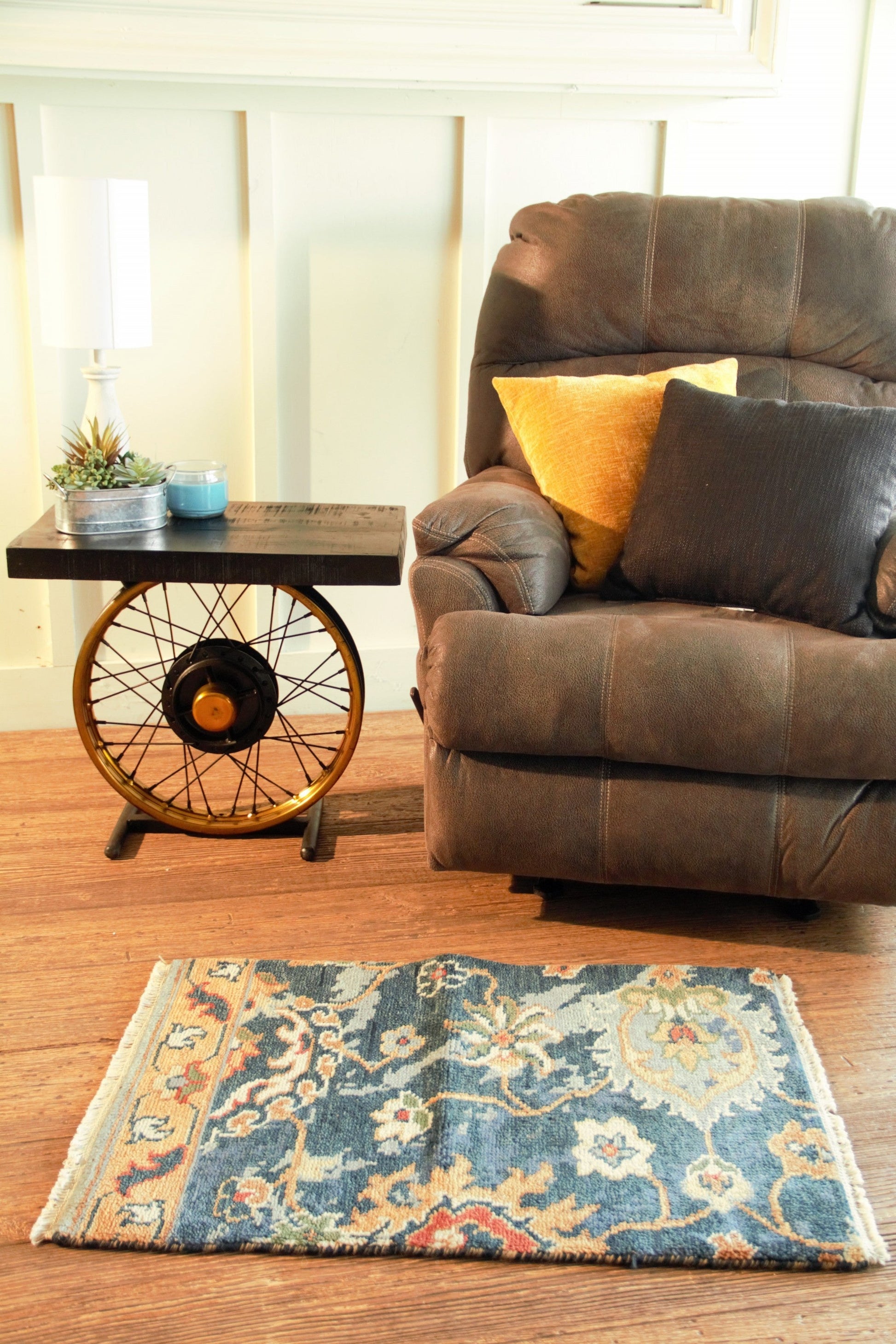 HomeRoots 22" Solid Wood End Table With Black and Gold Finish