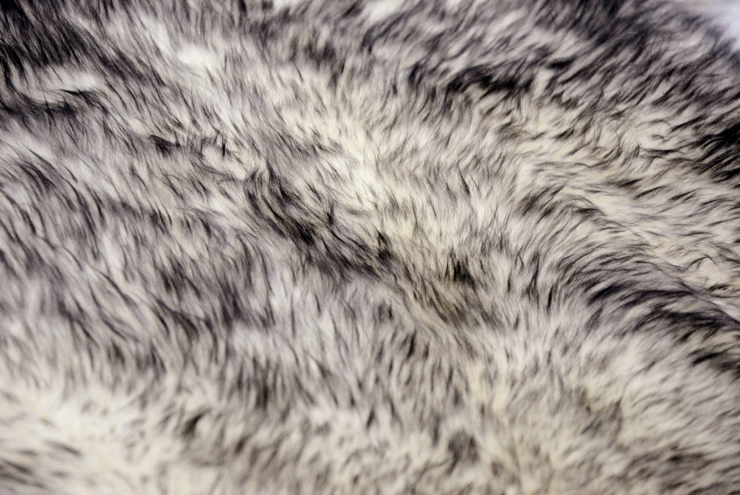 HomeRoots 24" x 36" x 1.5" Single Sheepskin Area Rug in Gradient Gray Finish