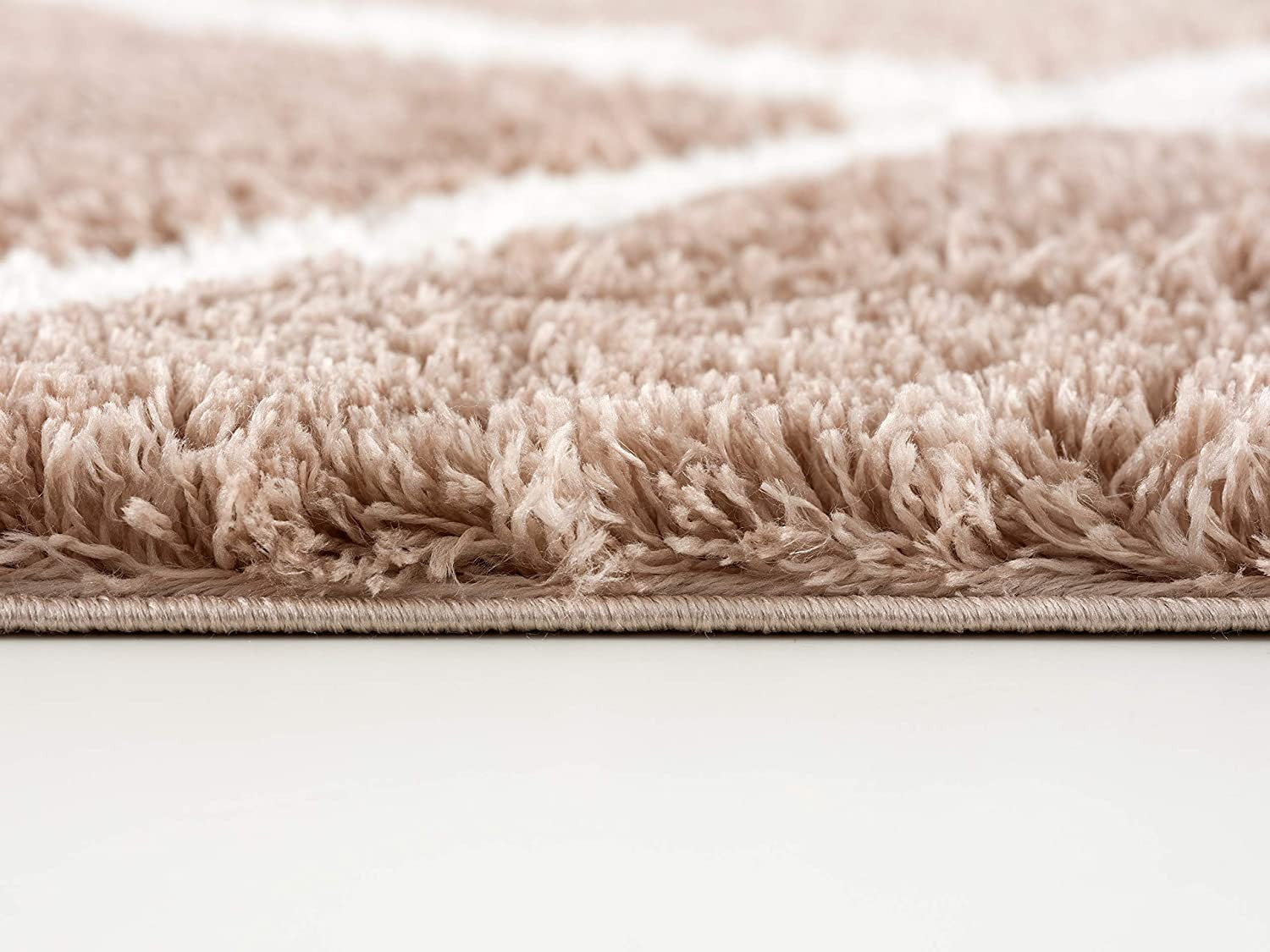HomeRoots 3' x 5' Beige and White Modern Lattice Area Rug