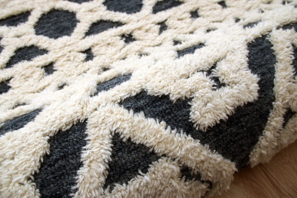 HomeRoots 4' Round Blue and Cream Decorative Area Rug