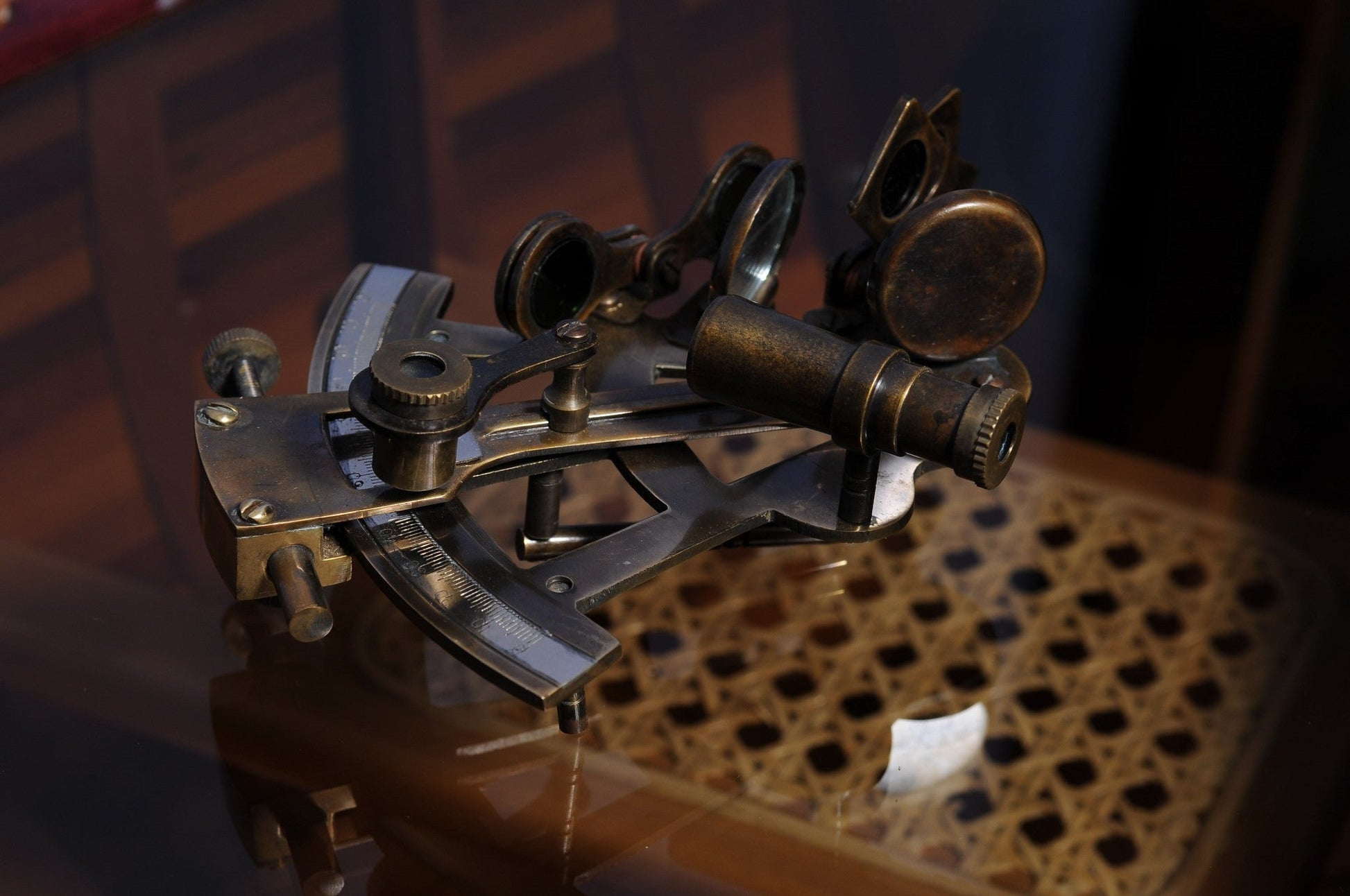 HomeRoots 4" x 4.5" x 2.5" Nautical Sextant in Wood Box Medium