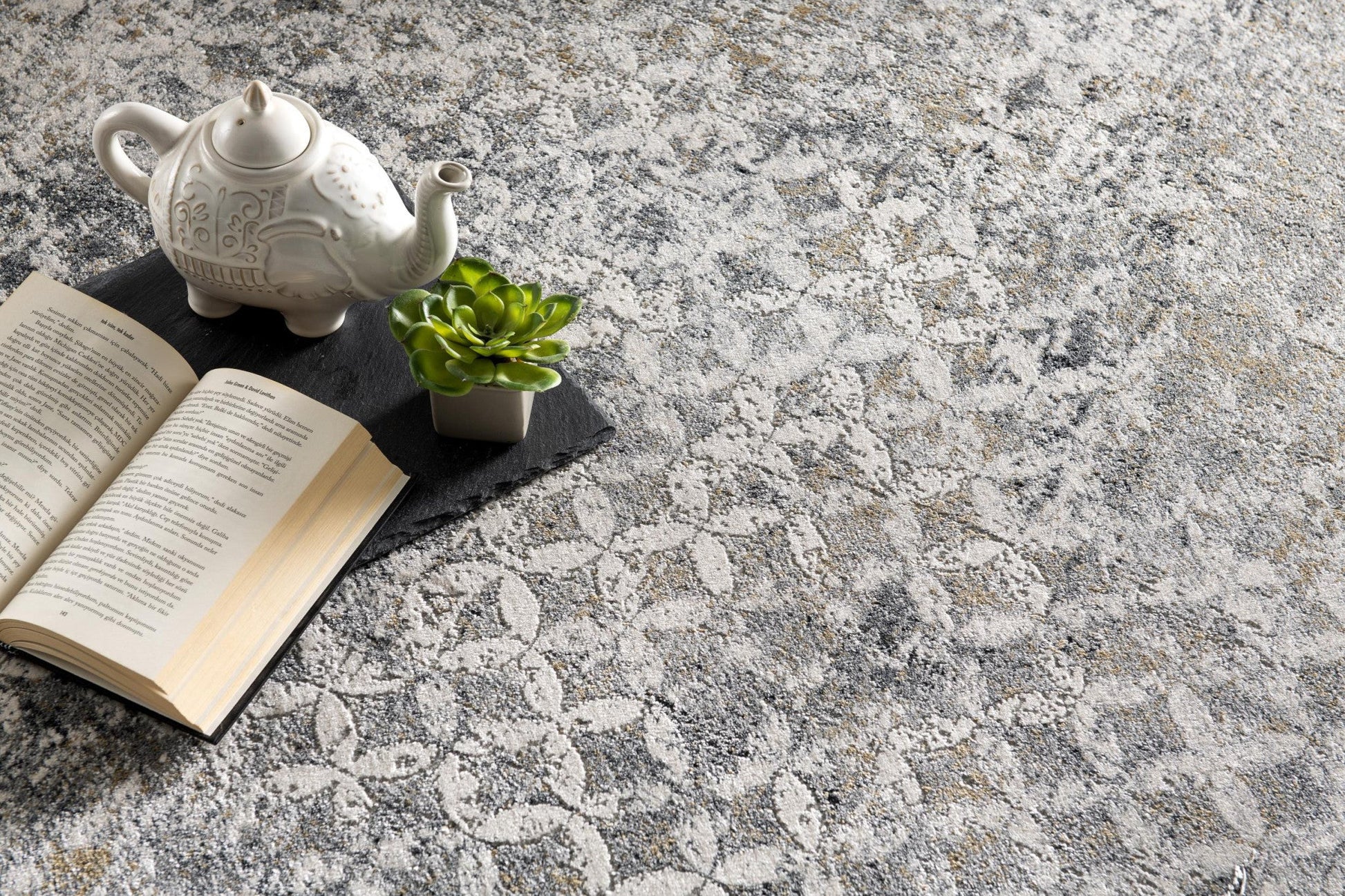 HomeRoots 4' x 6' Gray and Ivory Distressed Area Rug