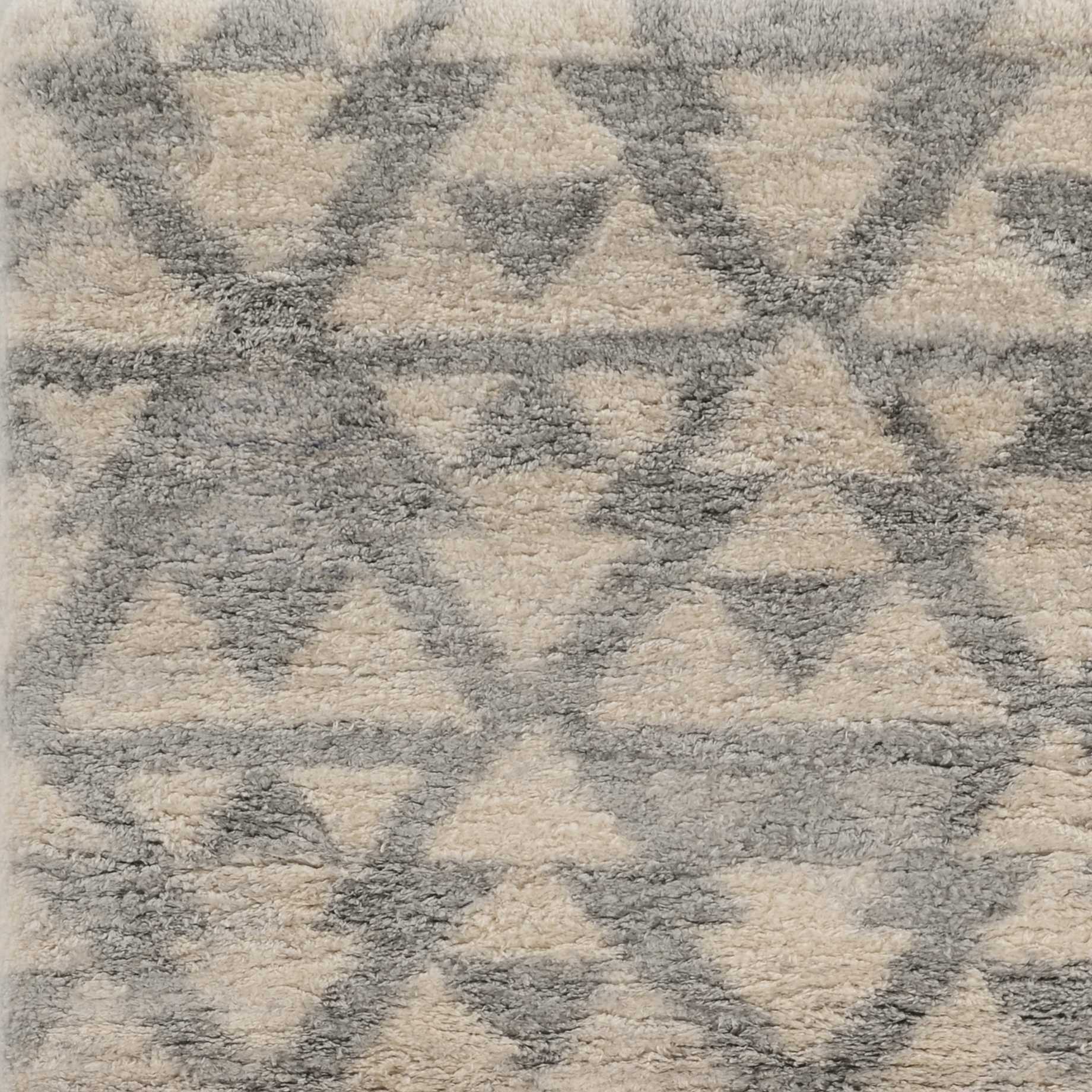 HomeRoots 4' x 6' Ivory or Grey Geometric Triangles Area Rug