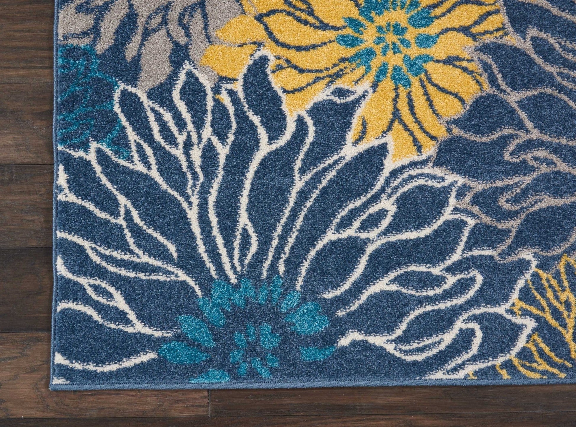 HomeRoots 4’ x 6’ Tropical Flower Area Rug in Blue Finish