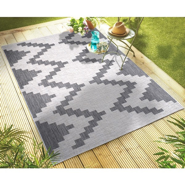 HomeRoots 5' x 7' Gray Geometric Indoor Outdoor Area Rug