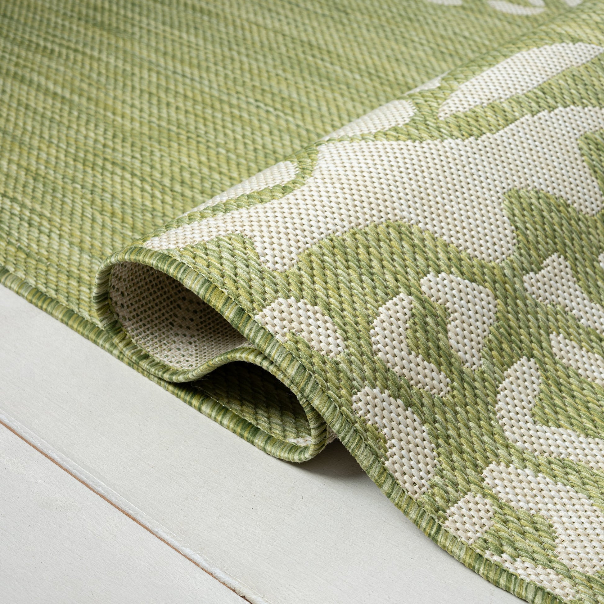 HomeRoots 5’ x 7’ Pineapple Indoor Outdoor Area Rug in Green Finish