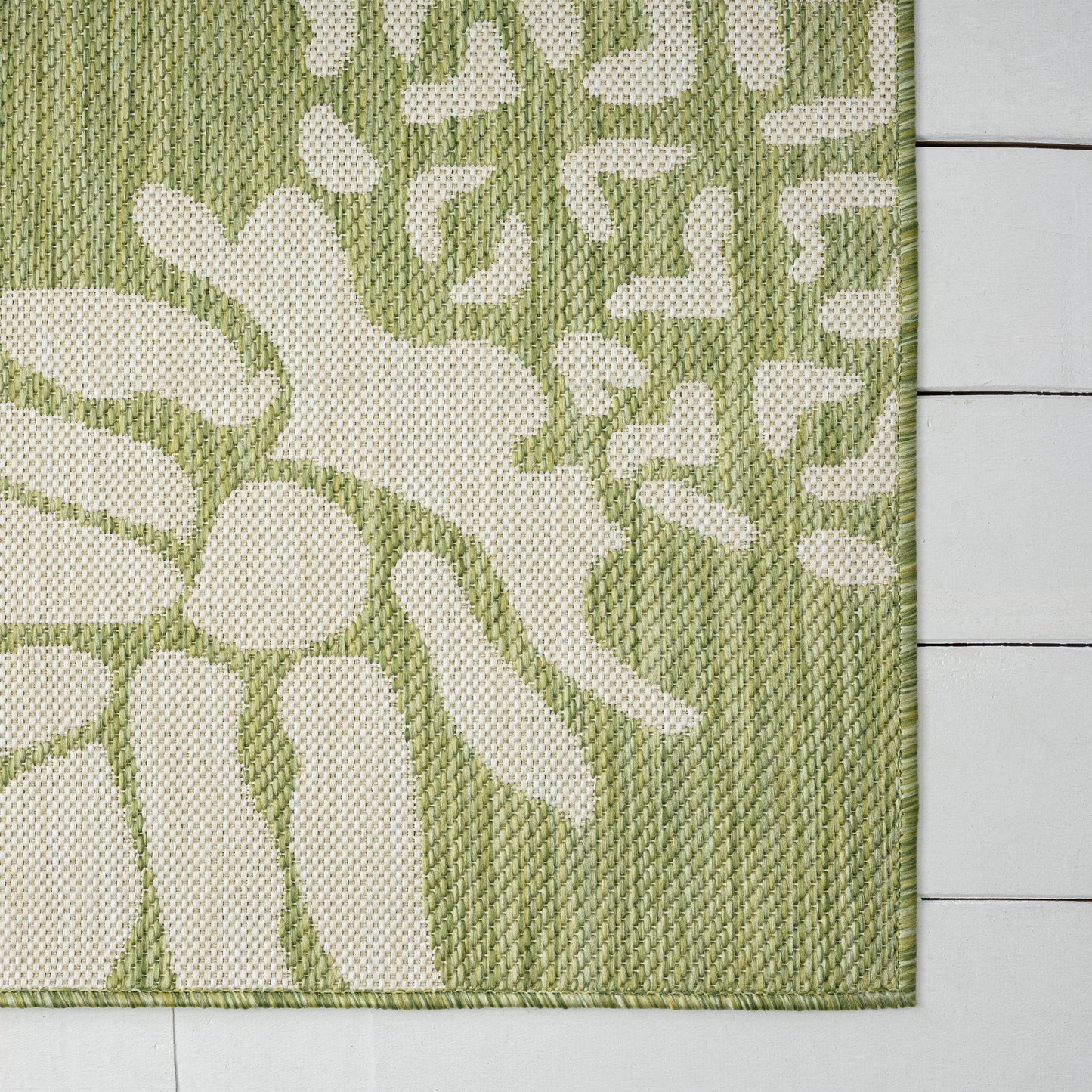 HomeRoots 5’ x 7’ Pineapple Indoor Outdoor Area Rug in Green Finish