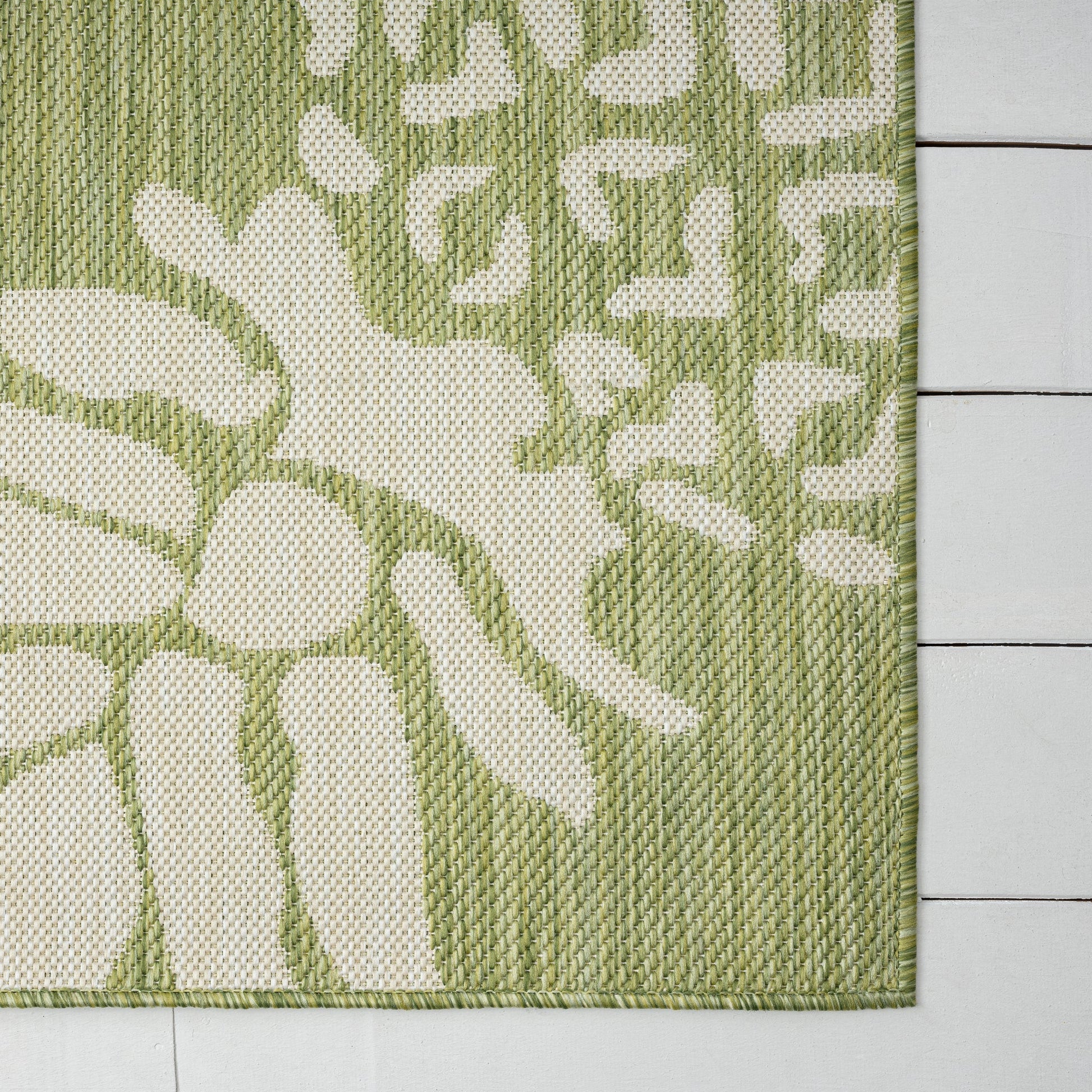 HomeRoots 5’ x 7’ Pineapple Indoor Outdoor Area Rug in Green Finish