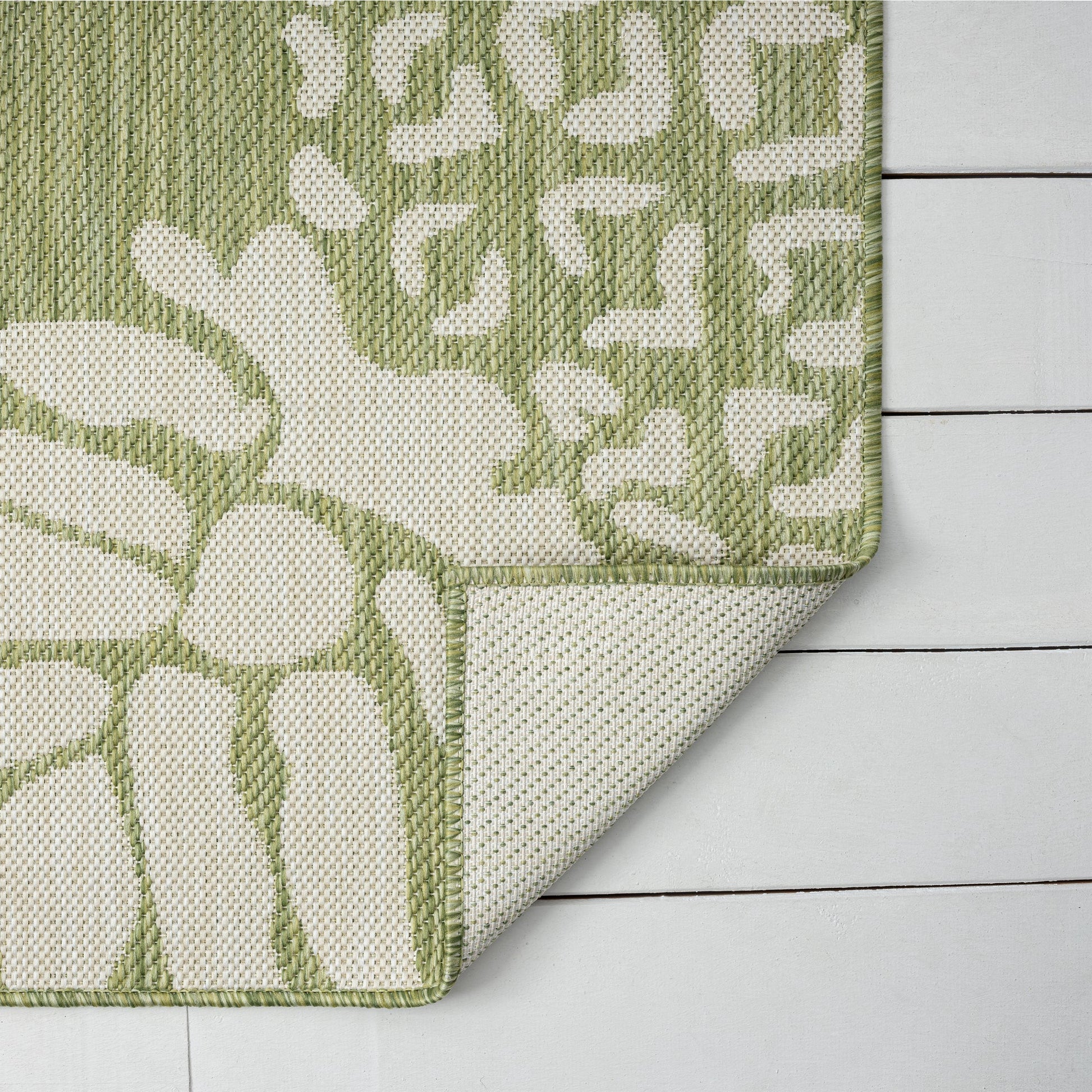 HomeRoots 5’ x 7’ Pineapple Indoor Outdoor Area Rug in Green Finish