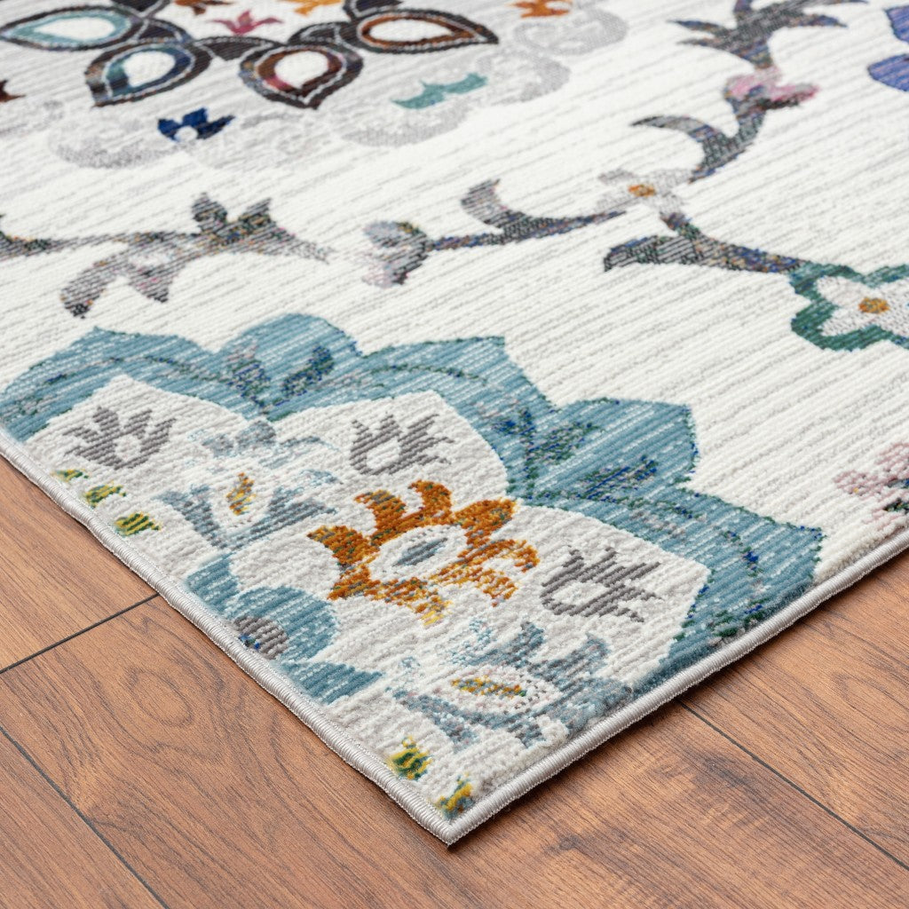 HomeRoots 5' x 8' White Floral Quatrefoil Area Rug