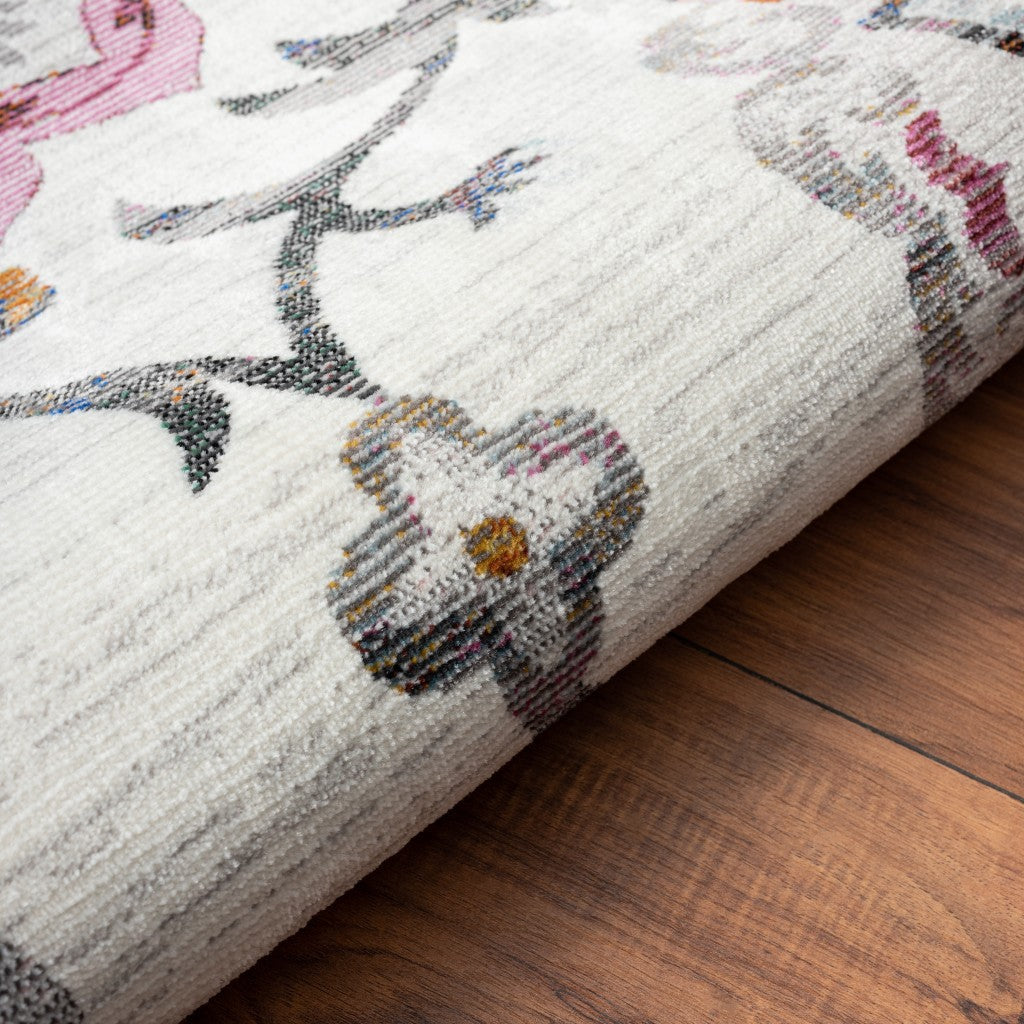 HomeRoots 5' x 8' White Floral Quatrefoil Area Rug