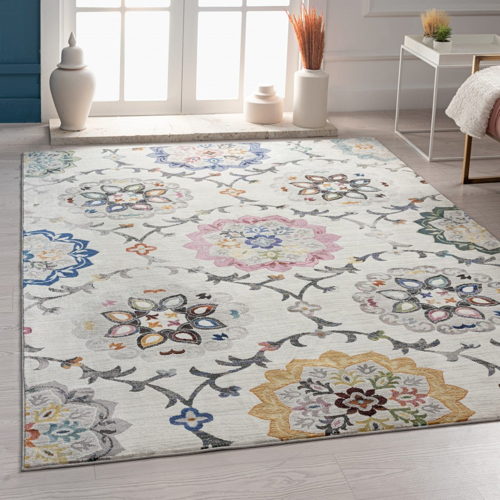 HomeRoots 5' x 8' White Floral Quatrefoil Area Rug