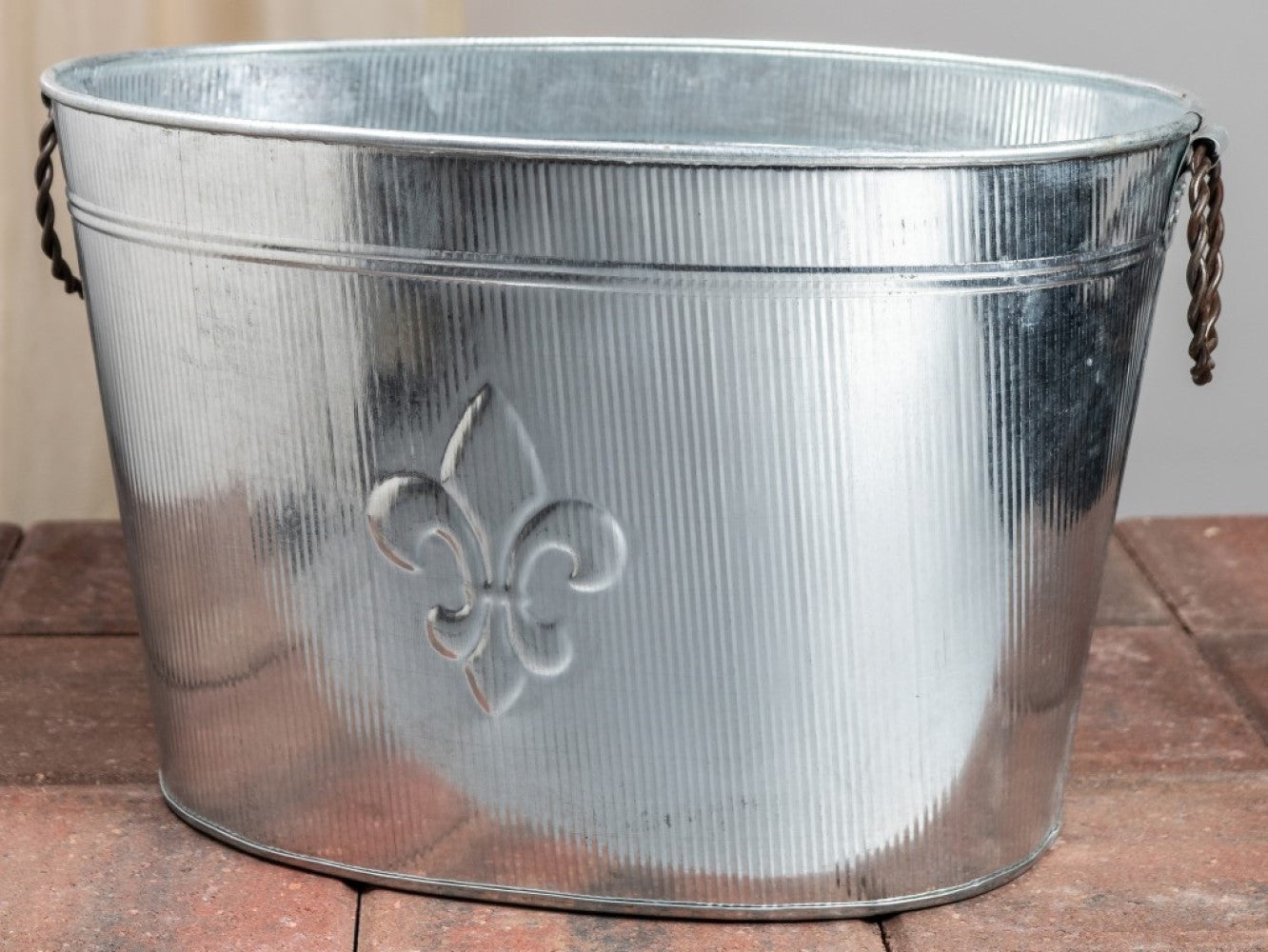 HomeRoots Oval Ribbed Fleur de Lis Beverage Tub in Silver Finish