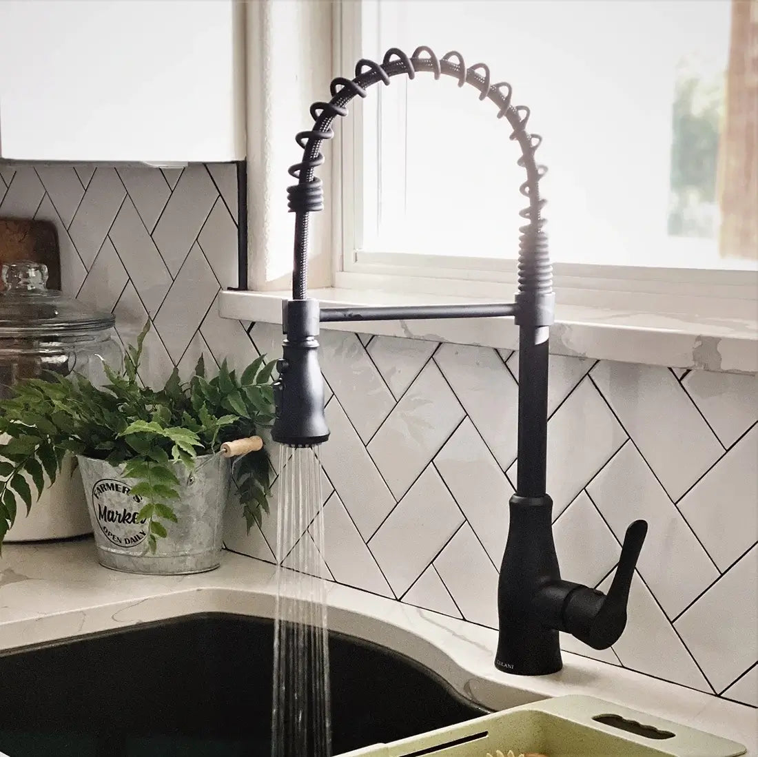 Lulani Bora Bora Matte Black 1.8 GPM Single Handle 3-Function Pull-Down Spray Head 360 Swivel Spout Faucet With Baseplate