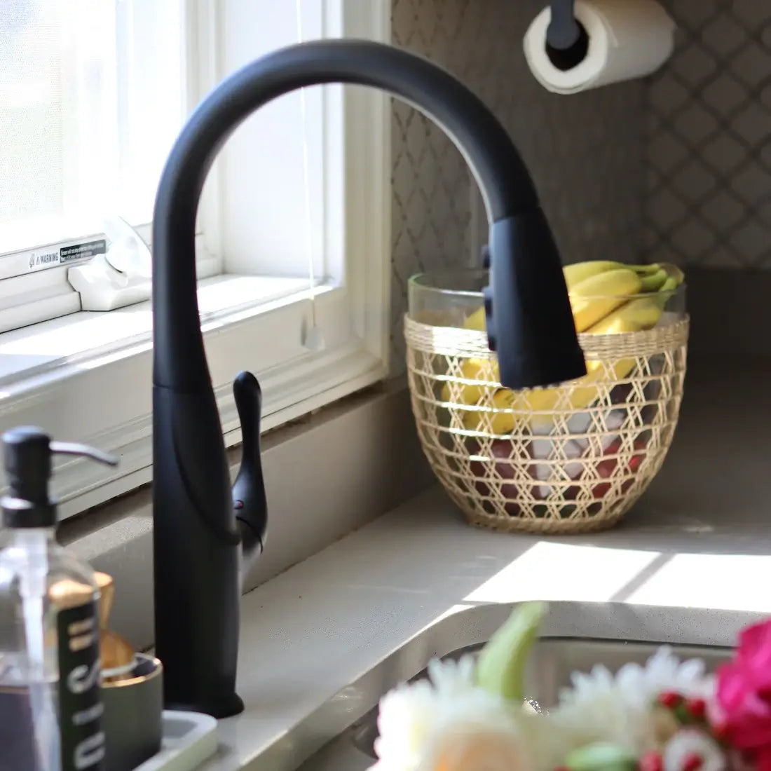 Lulani Kauai Matte Black 1.8 GPM Single Handle 3-Function Pull-Down Spray Head 360 Swivel Spout Faucet With Baseplate